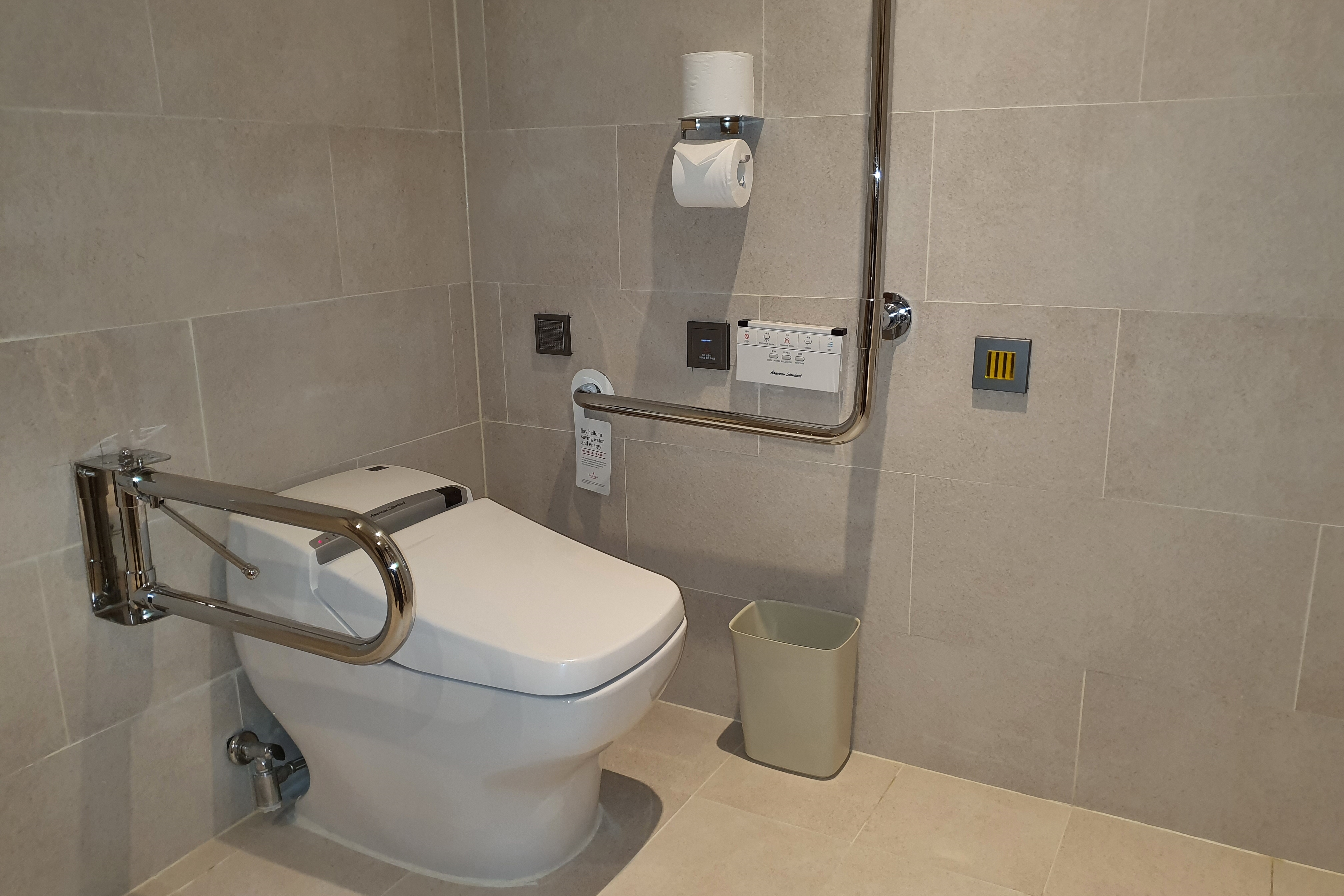 객실 화장실0 : 휠체어 사용자가 편하게 이용할 수 있는 안전바가 설치된 라마다 서울 신도림호텔 객실 화장실