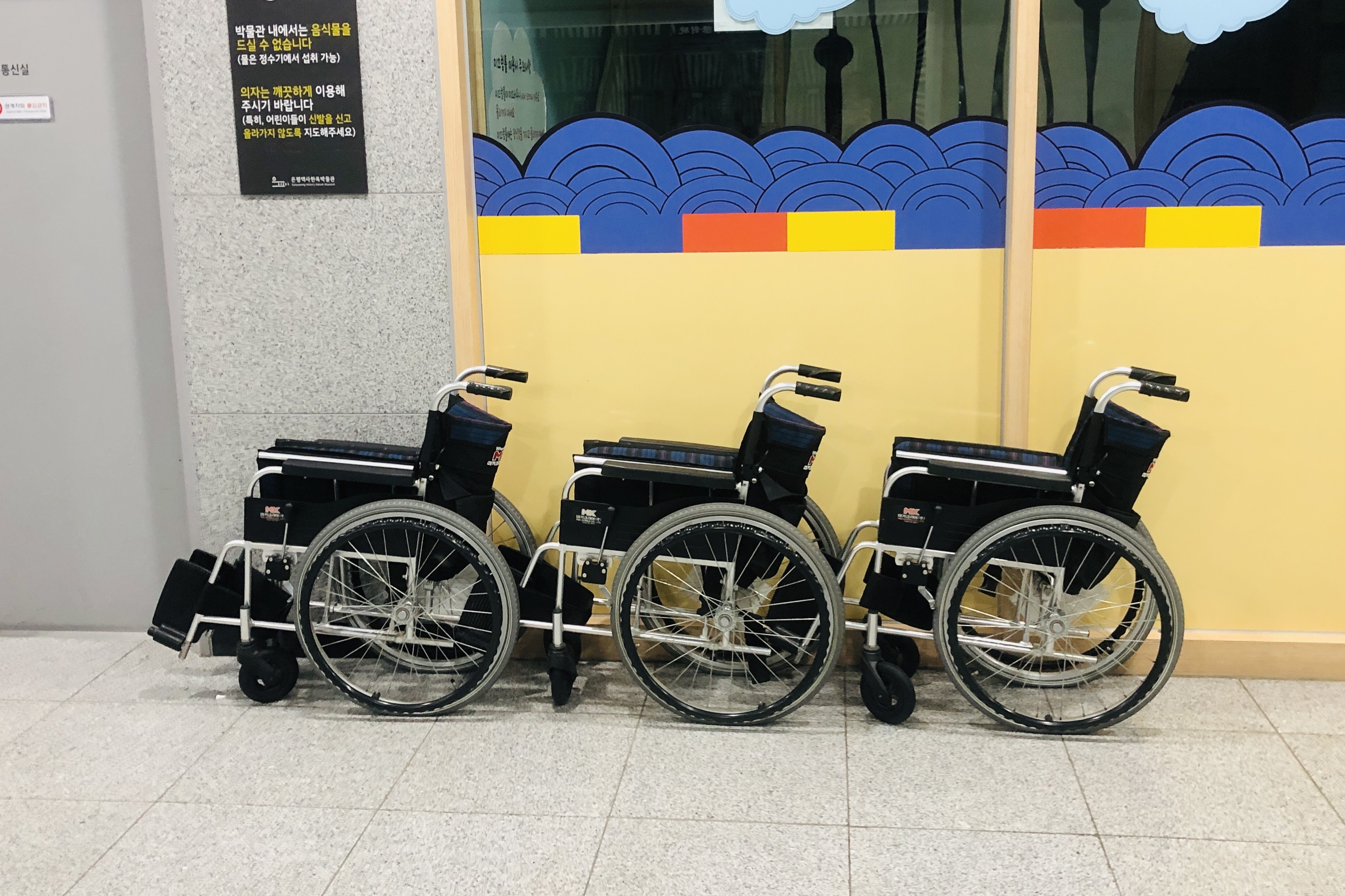 휠체어·유모차 대여0 : 일렬로 늘어선 대여용 휠체어