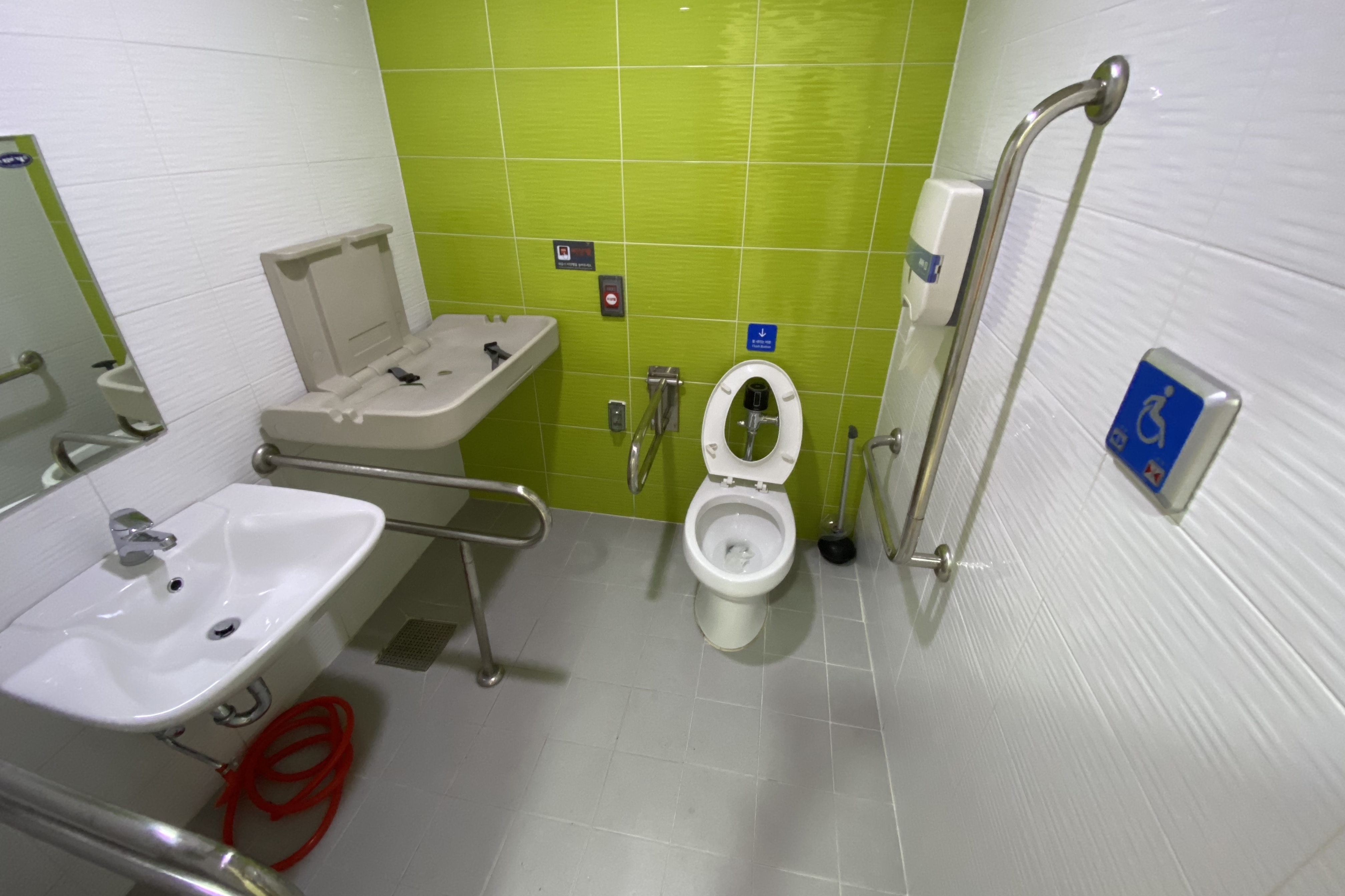 장애인 화장실0 : 넓은 공간의 서울상상나라 장애인화장실