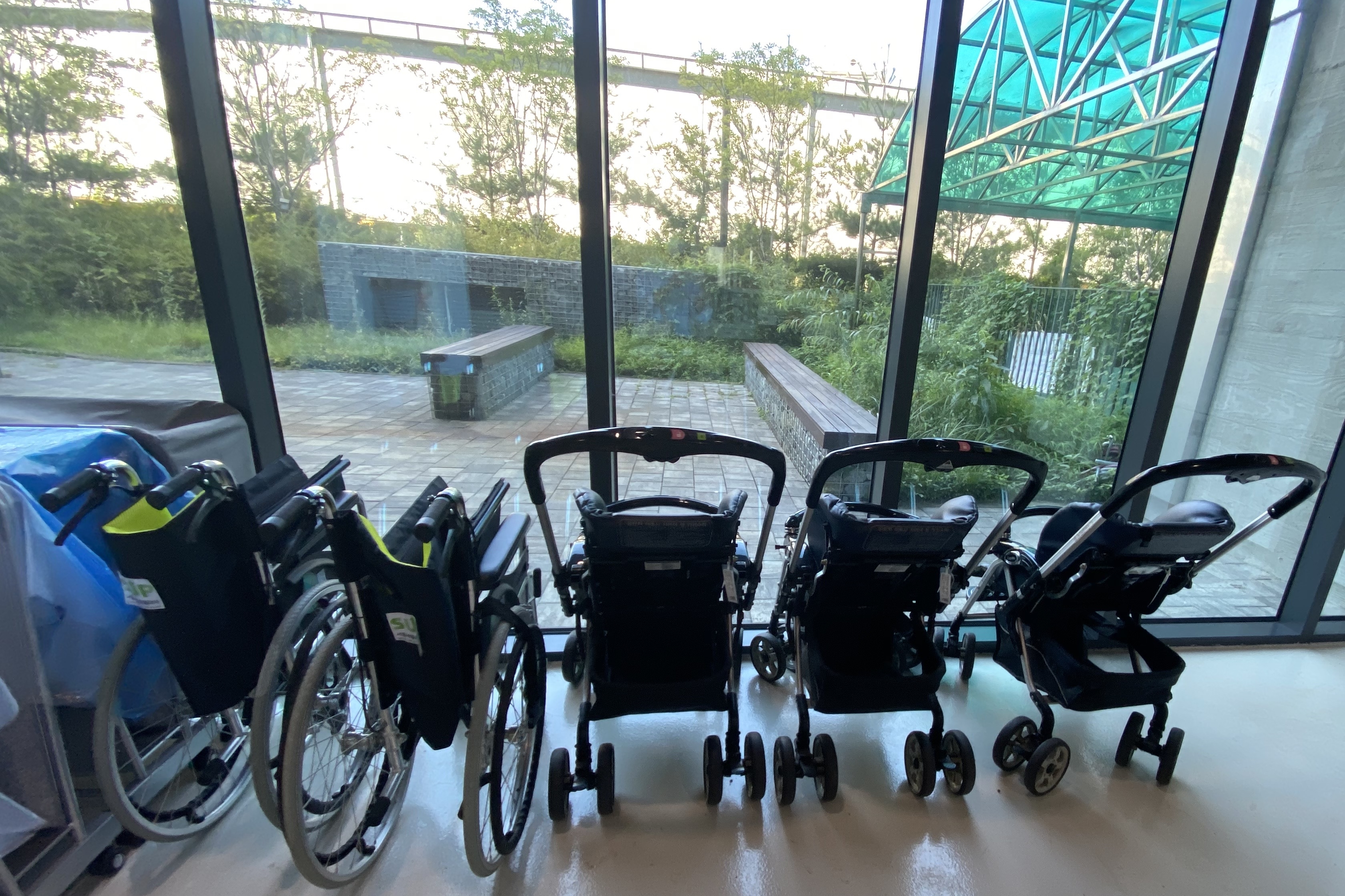 안내데스크/안내판0 : 휠체어와 유아차를 대여 가능한 서울새활용플라자 내부 전경