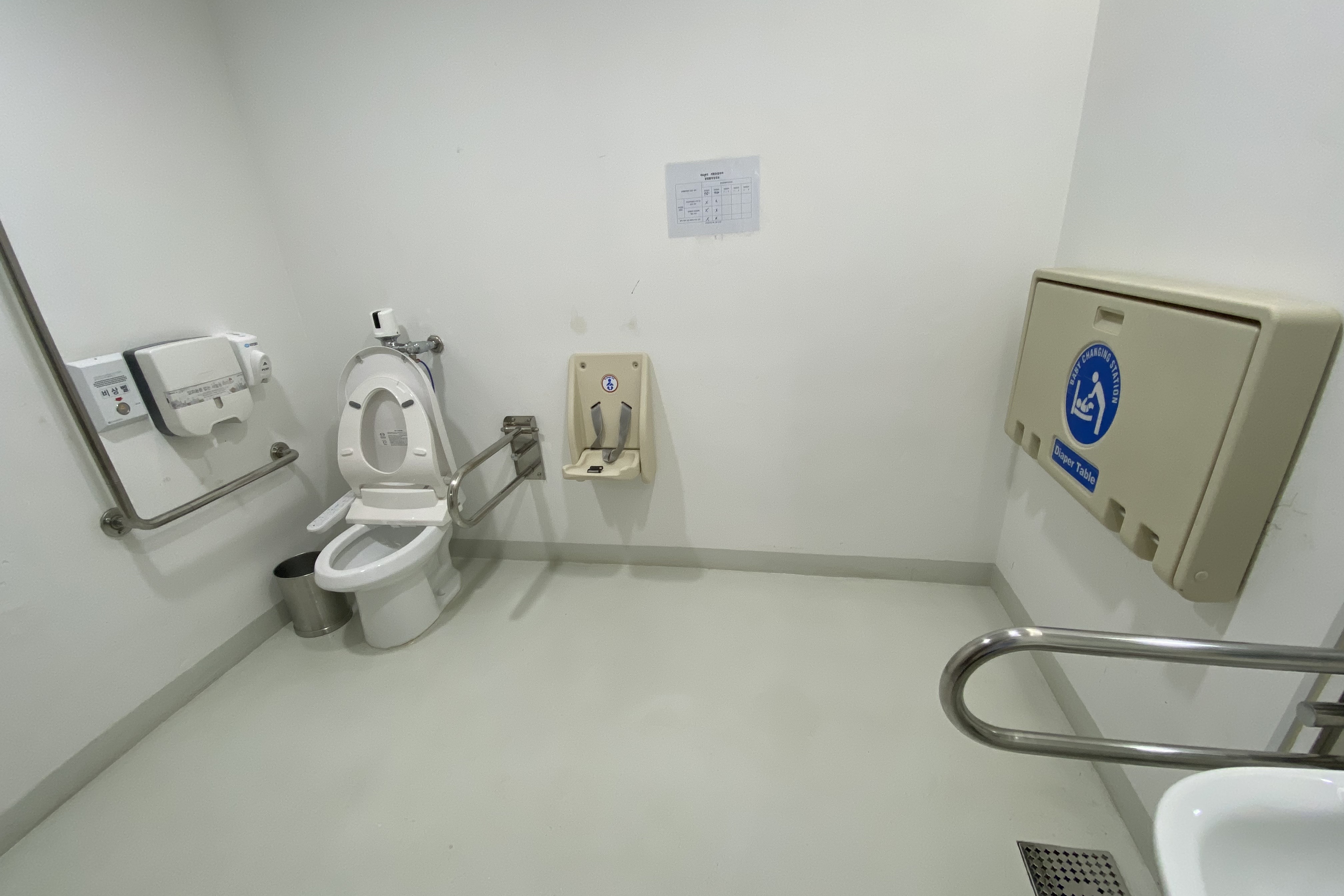 장애인 화장실0 : 공간이 넓어 편리하게 사용할 수 있는 서울새활용플라자 장애인화장실 내부 전경