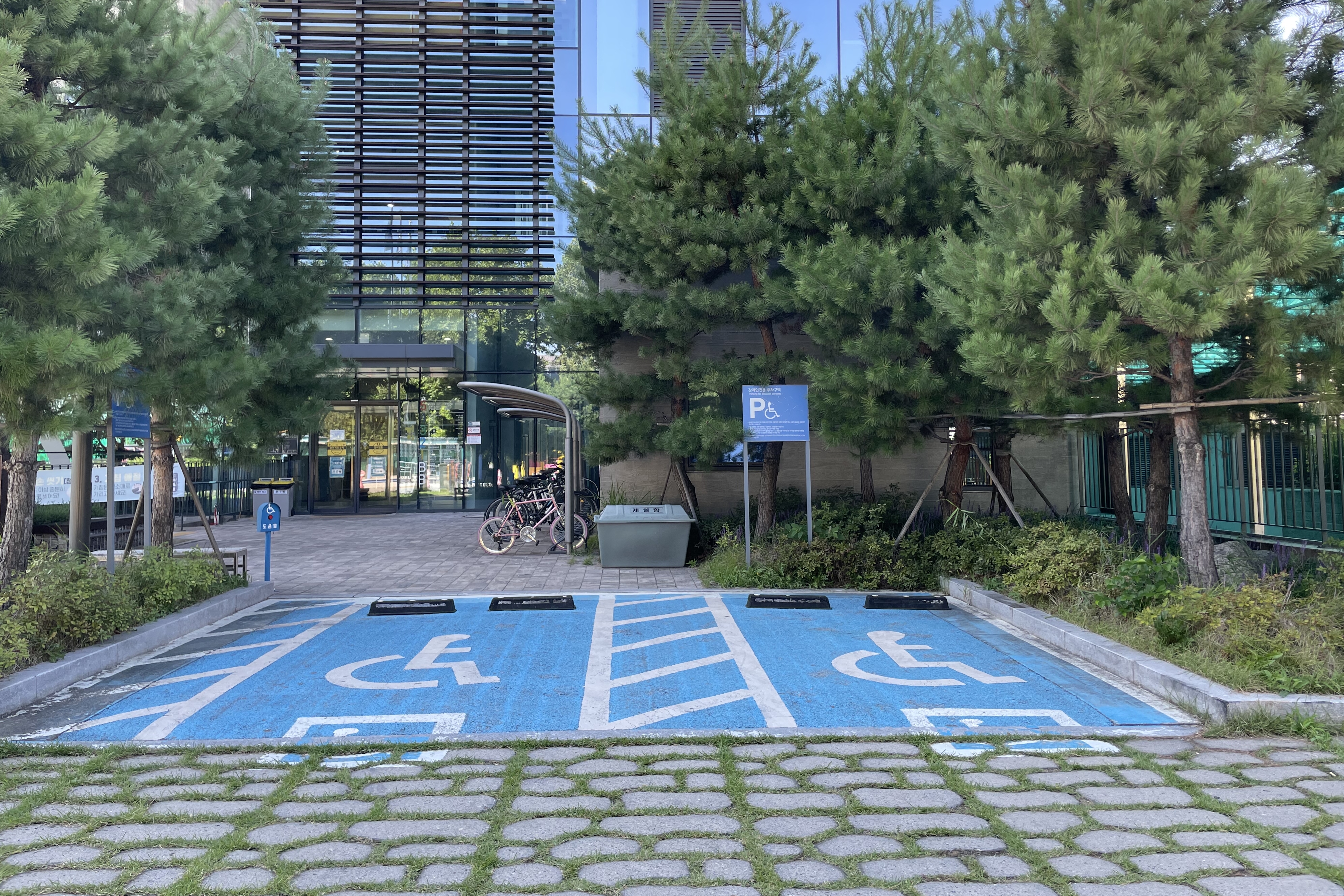 장애인 주차장0 : 공간 넓은 서울새활용플라자 외부 장애인주차장 전경