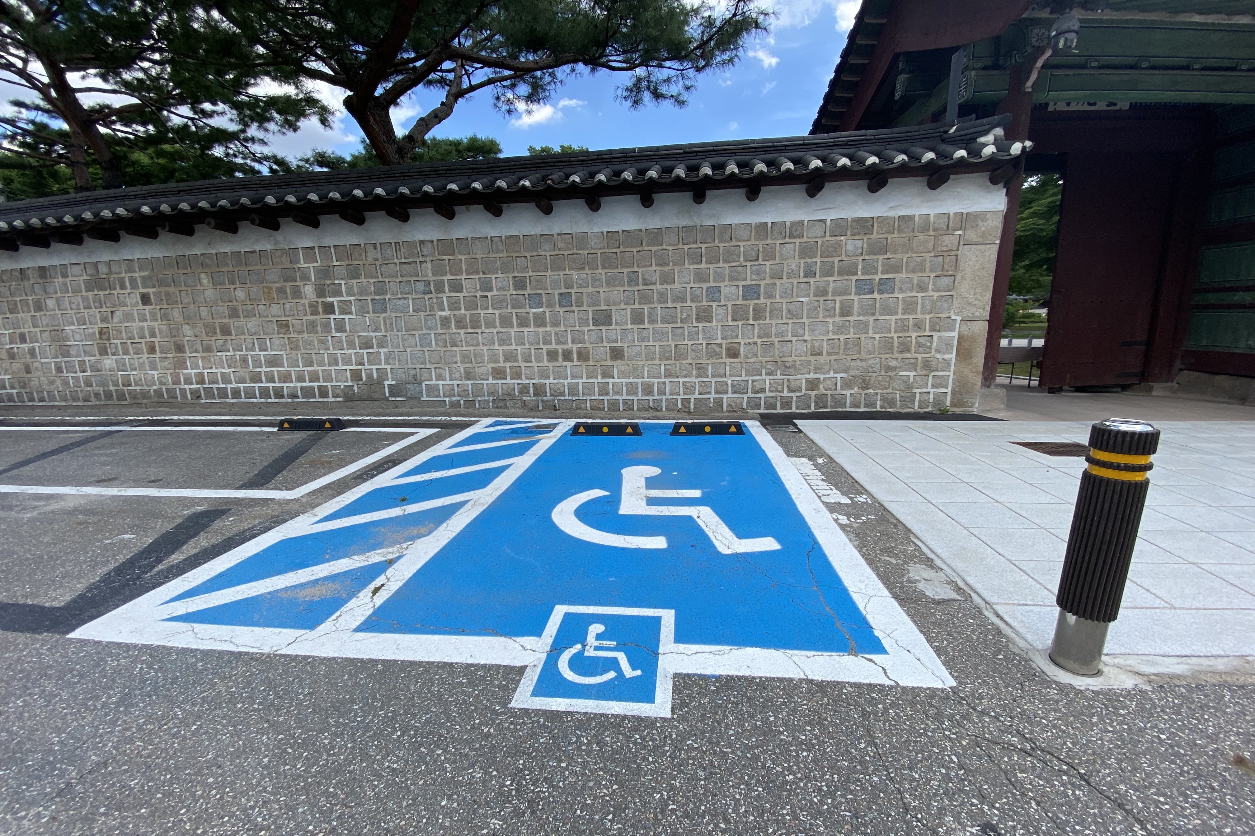 장애인 주차장0 : 지상에 위치한 장애인 전용구역 주차장 전경
