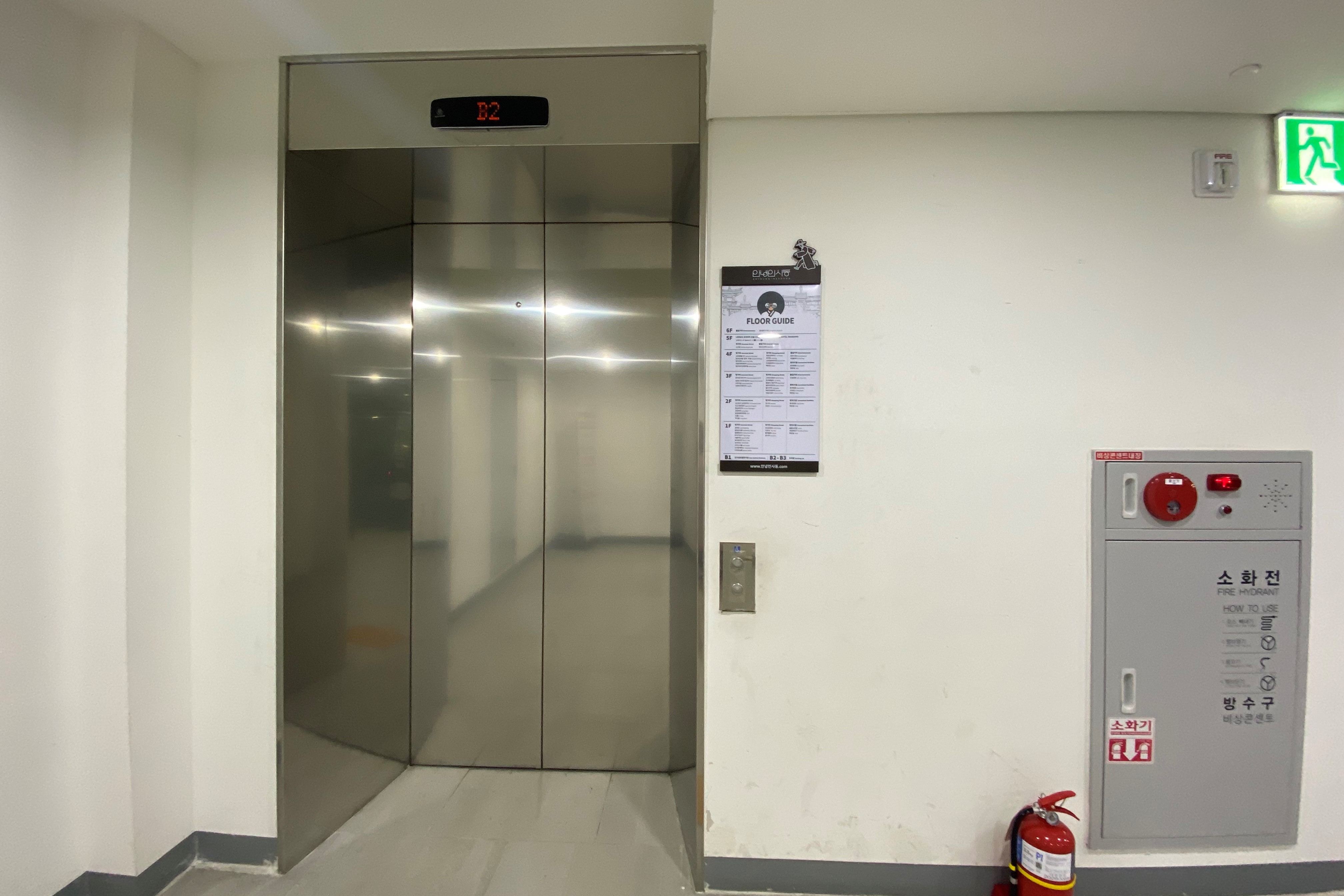 엘리베이터0 : 문이 닫힌 엘리베이터