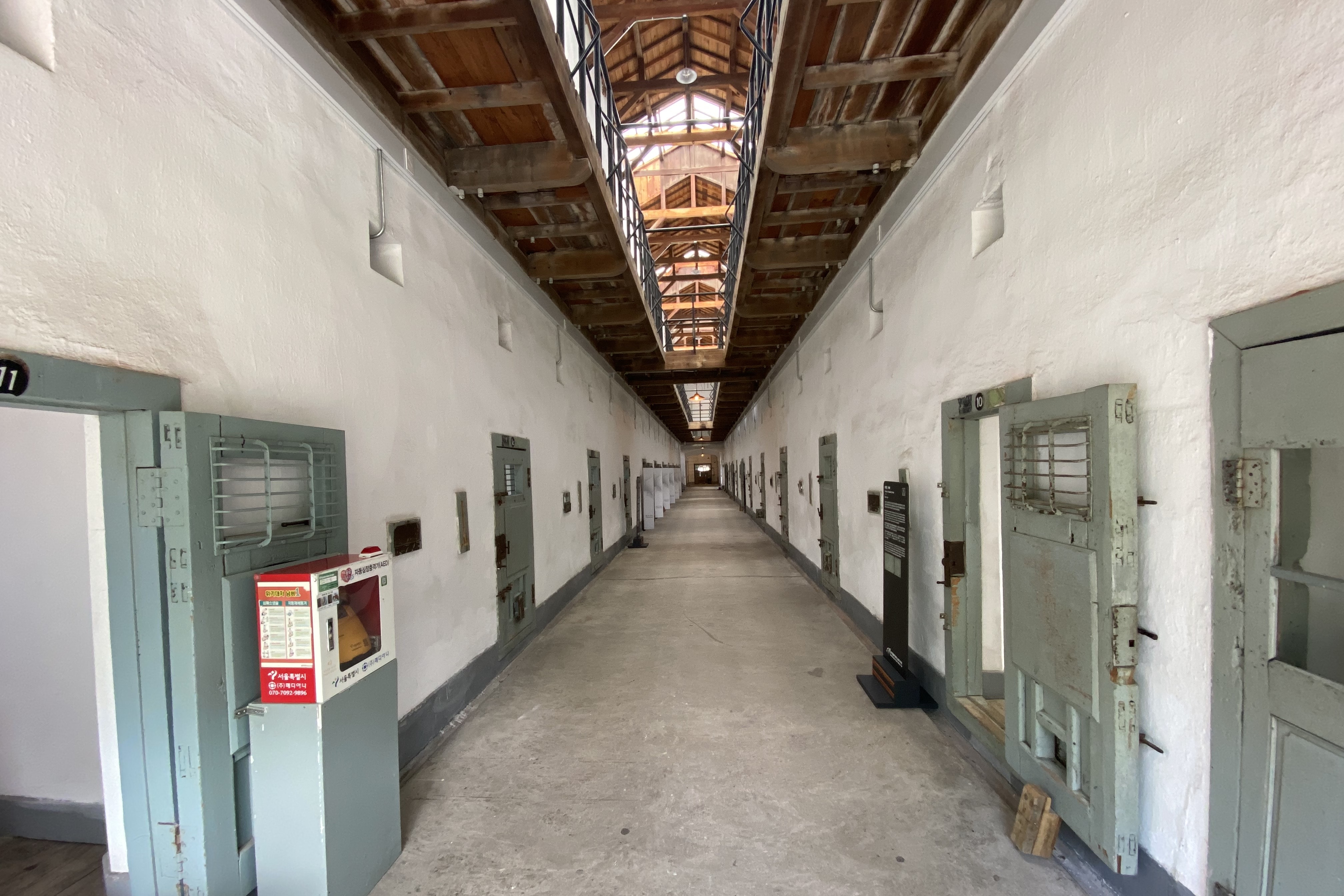 서대문형무소역사관6 : 복도 양쪽으로 길게 늘어선 감옥문