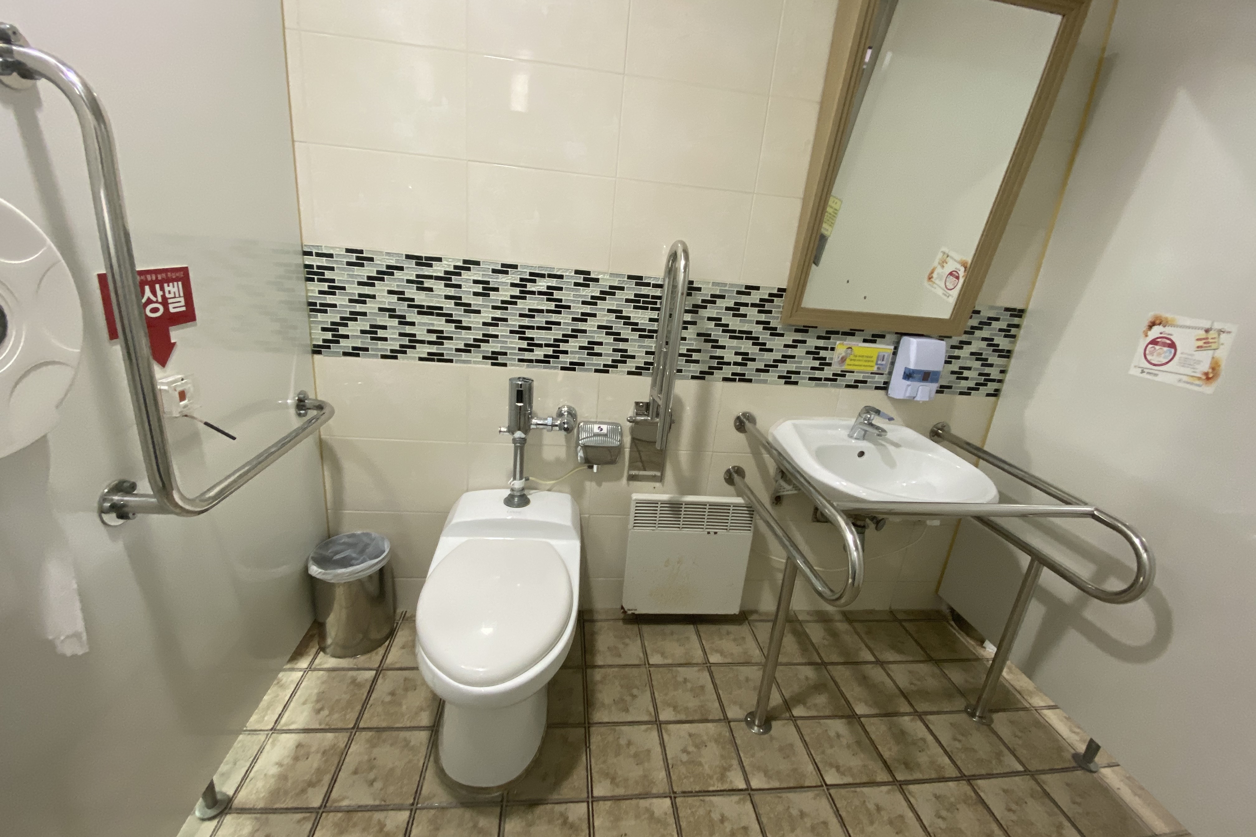 장애인 화장실0 : 안전바가 설치된 장애인 화장실