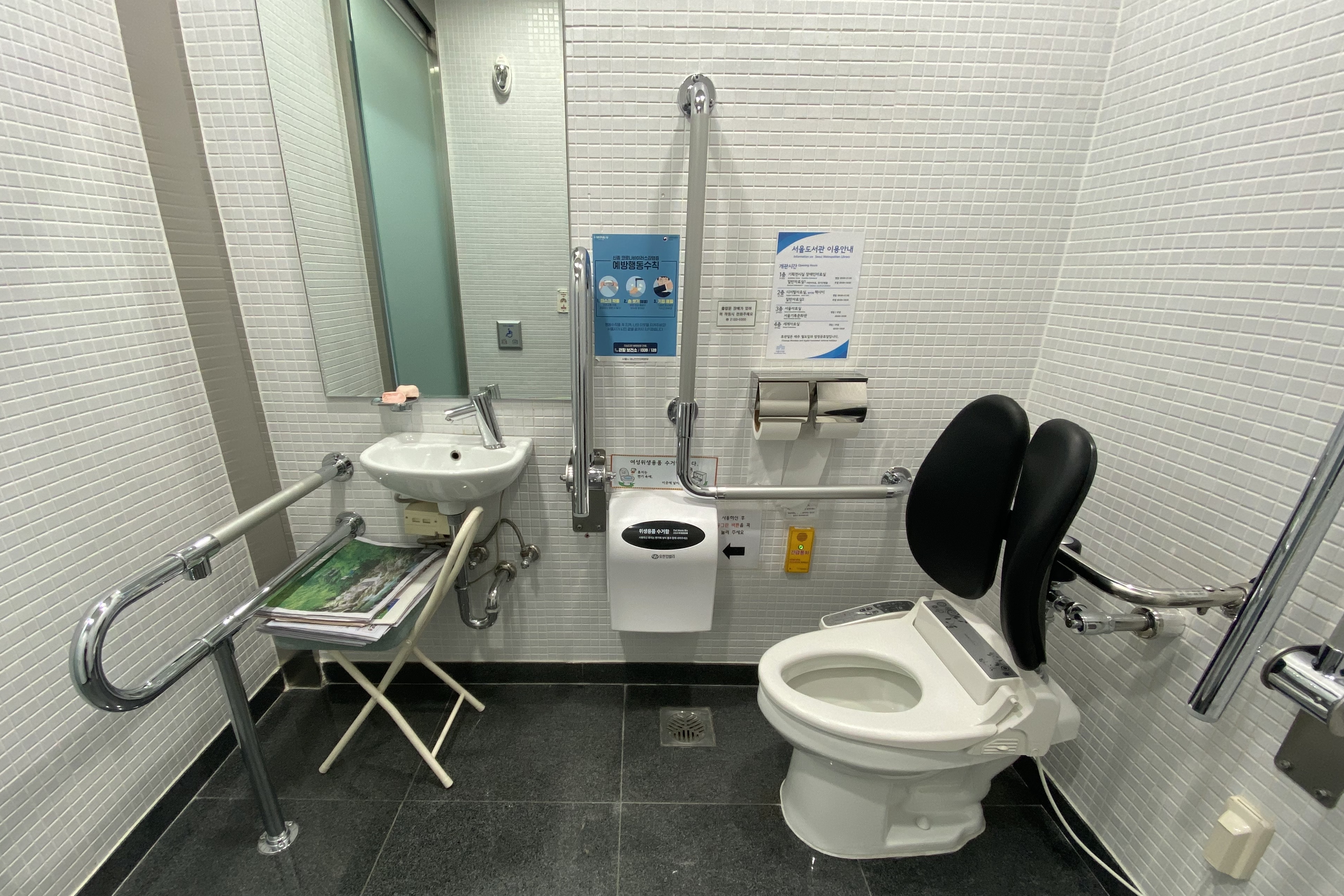장애인 화장실0 : 서울도서관 장애인화장실 내부 전경