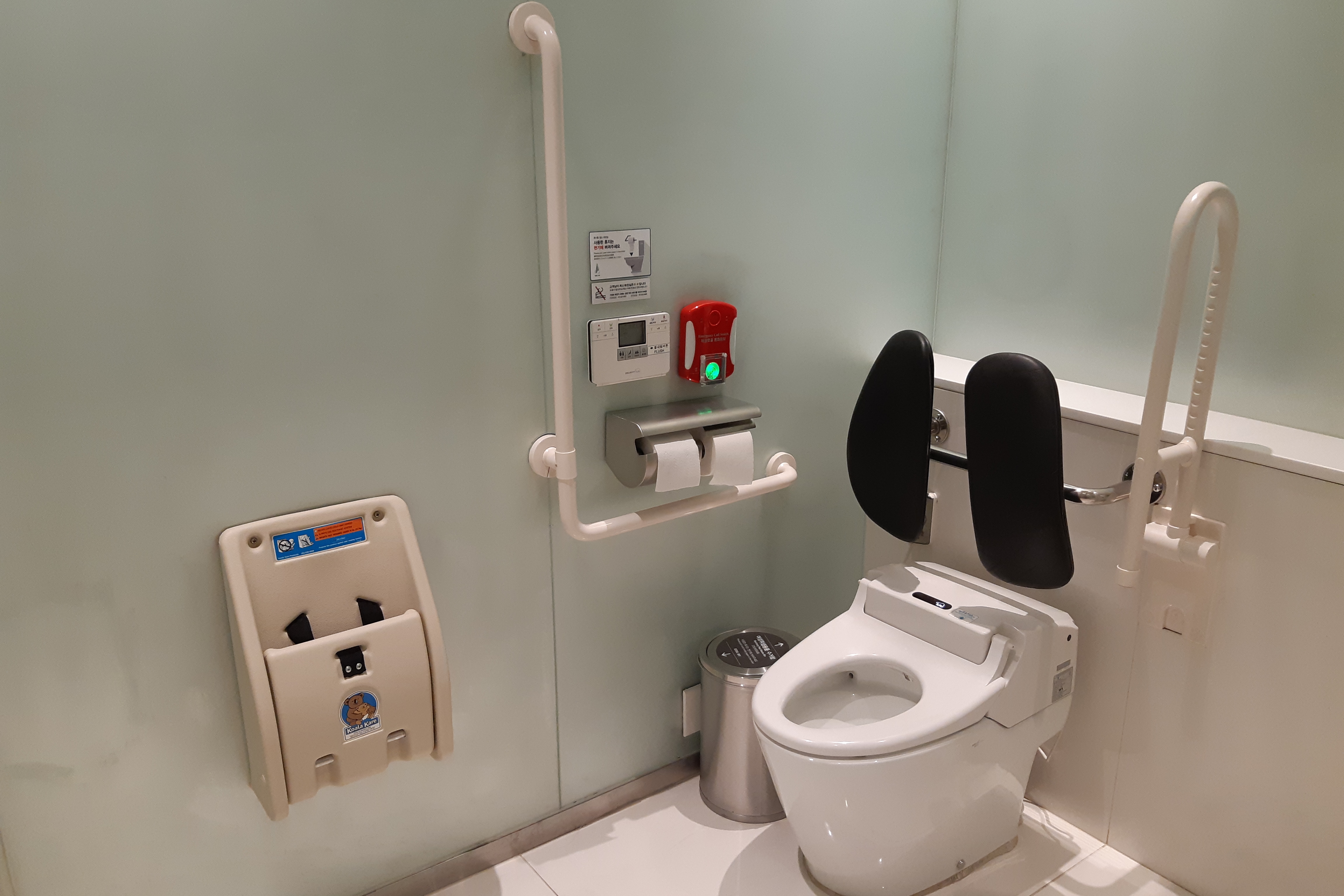 장애인 화장실0 : 안전바가 설치되어 있는 장애인화장실 내부 전경