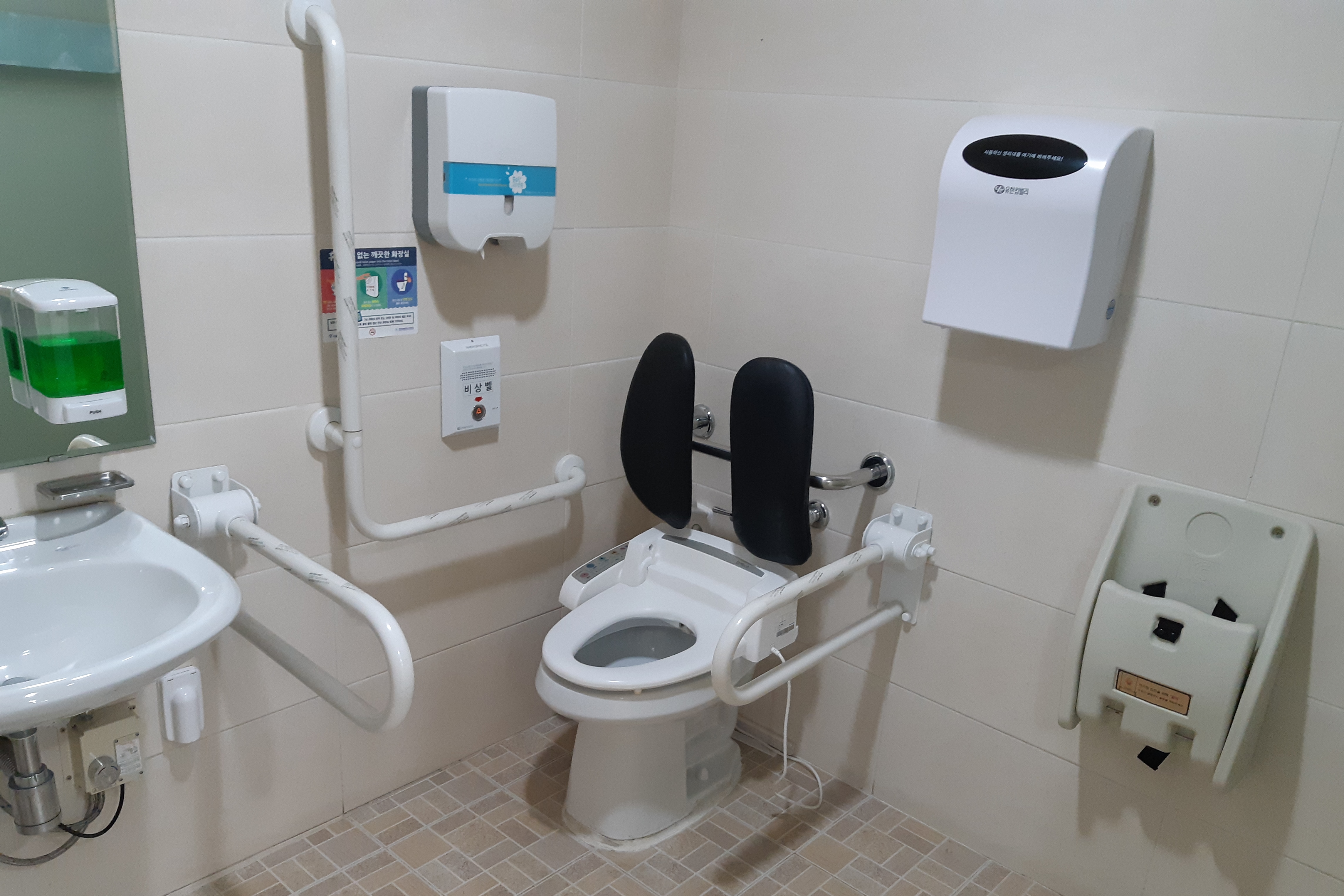 장애인 화장실0 : 서울시립과학관 장애인화장실 내부 전경