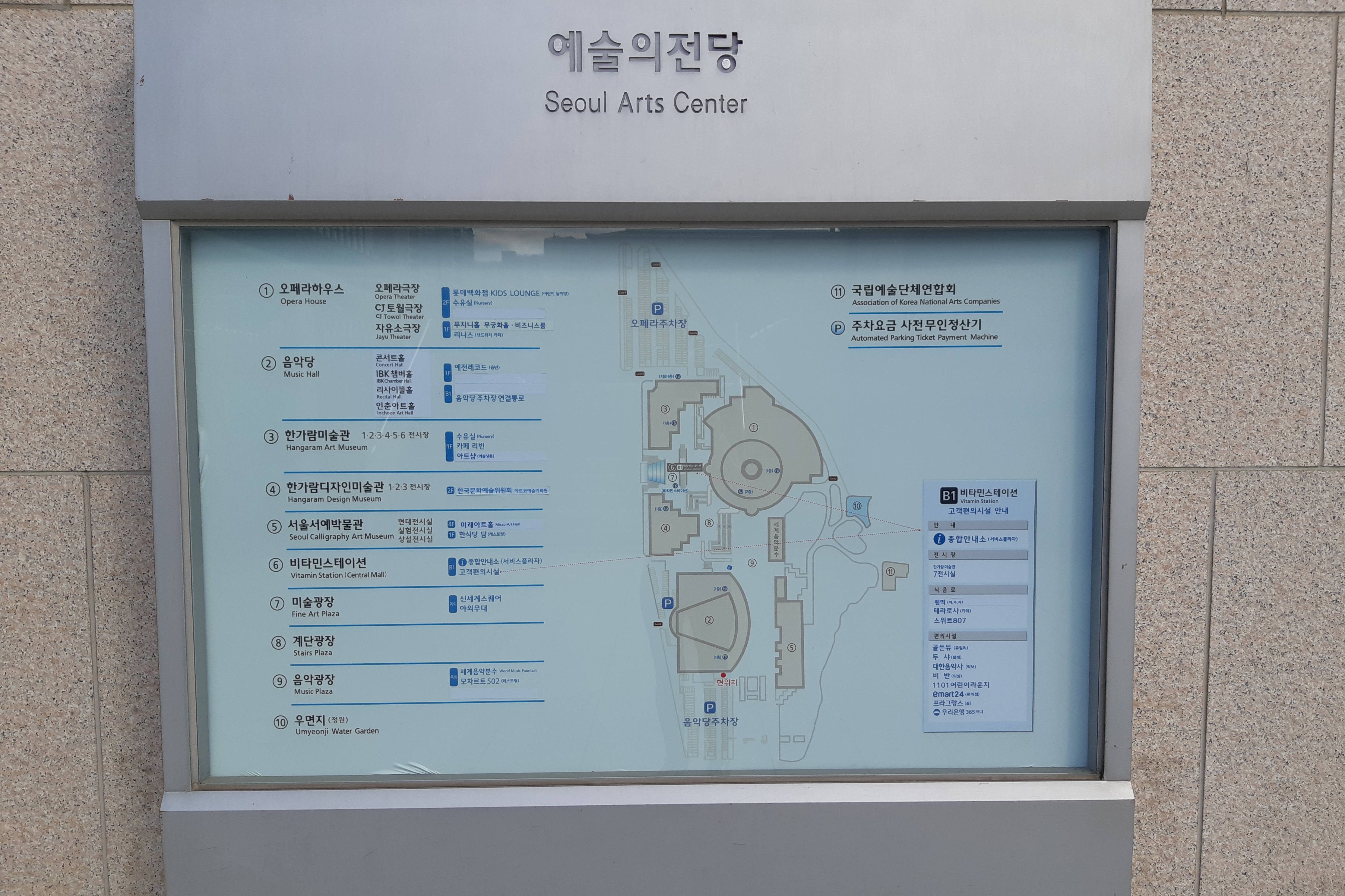 Information board/ Information desk 0 : An information board with map nearby the parking lot 