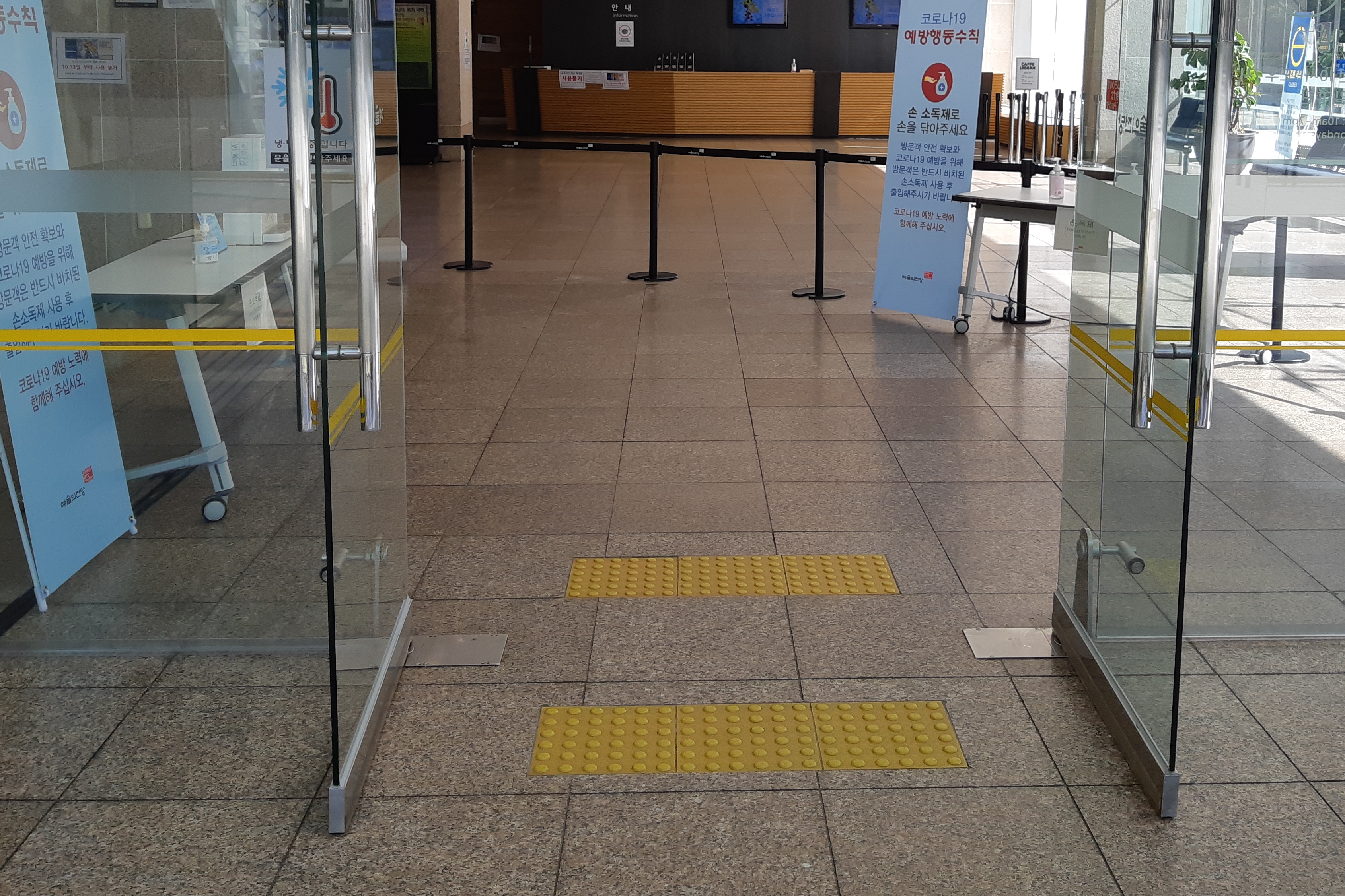 Entryway/ Main entrance0 : Flat and wide main entrance with tactile paving for persons with visual impairment 