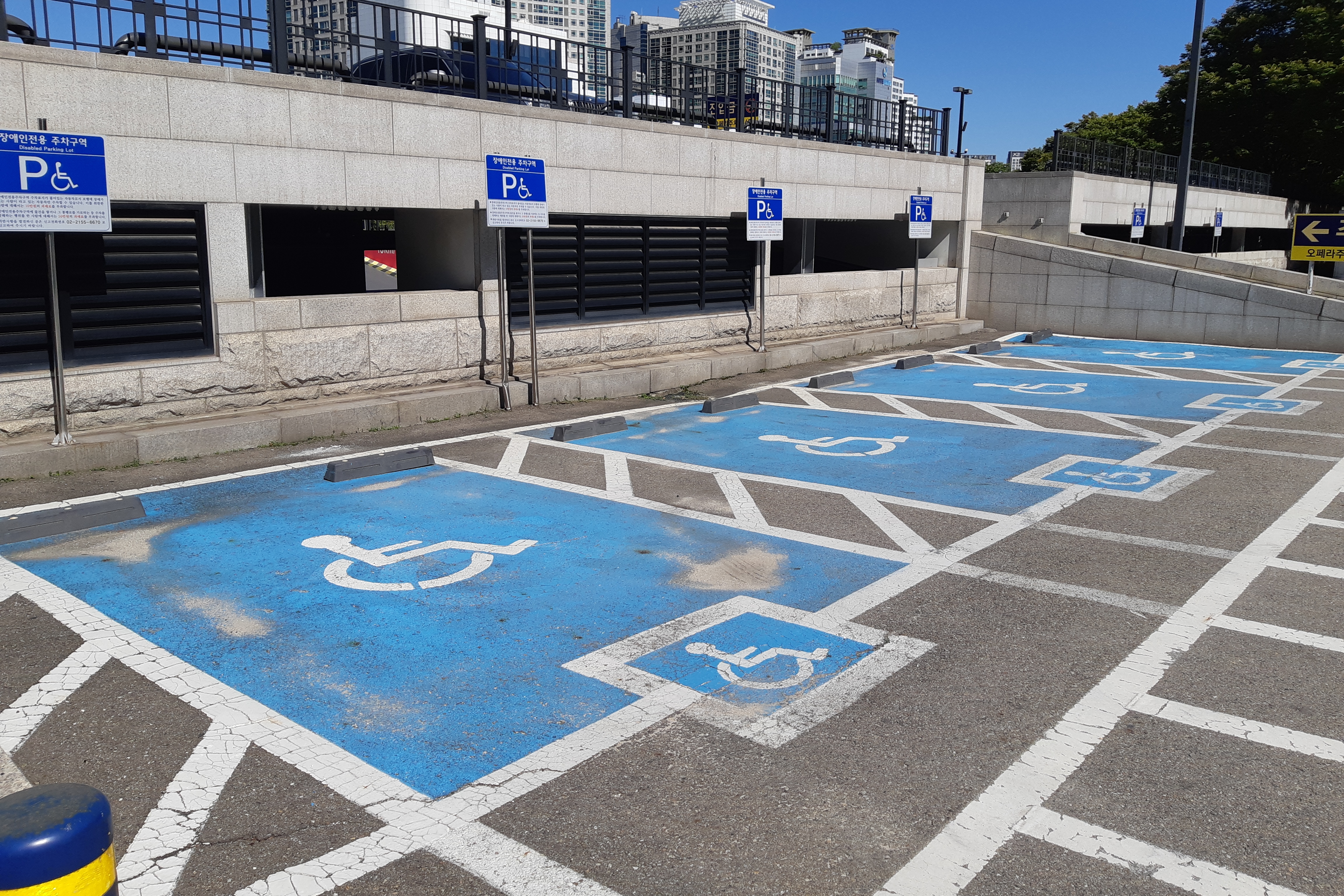 Parking facilities for persons with disabilities0 : The spacious outdoor parking facilities for persons with disabilities 