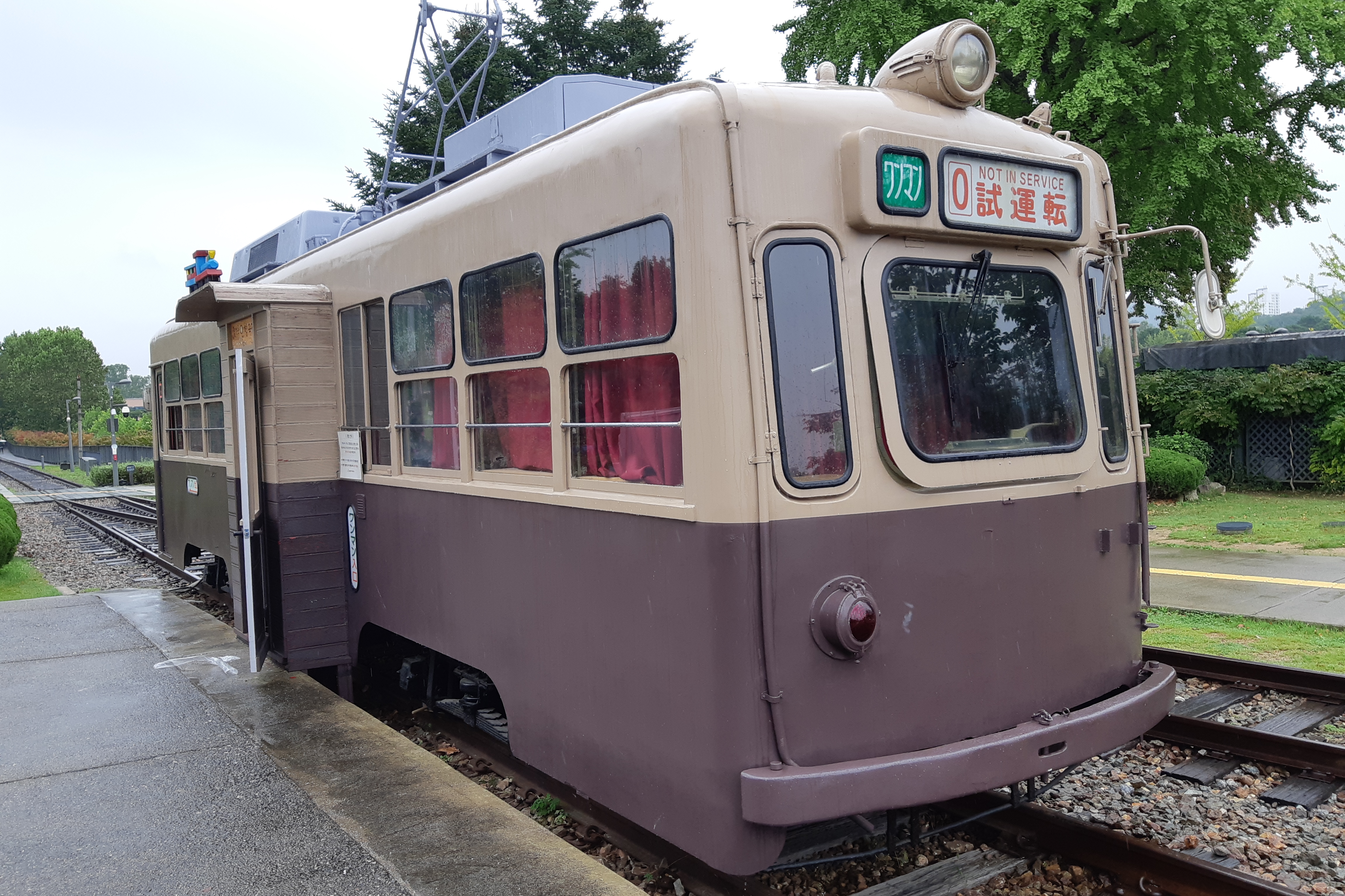 Hwarangdae Railroad Park0 : an old train-shaped exterior exhibit that can enter inside
