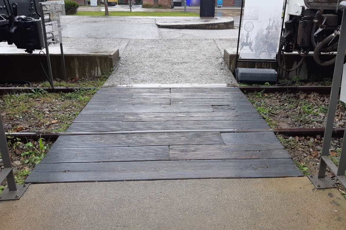 Entryway/ Main entrance 0 : Gently inclined entryway with wooden deck