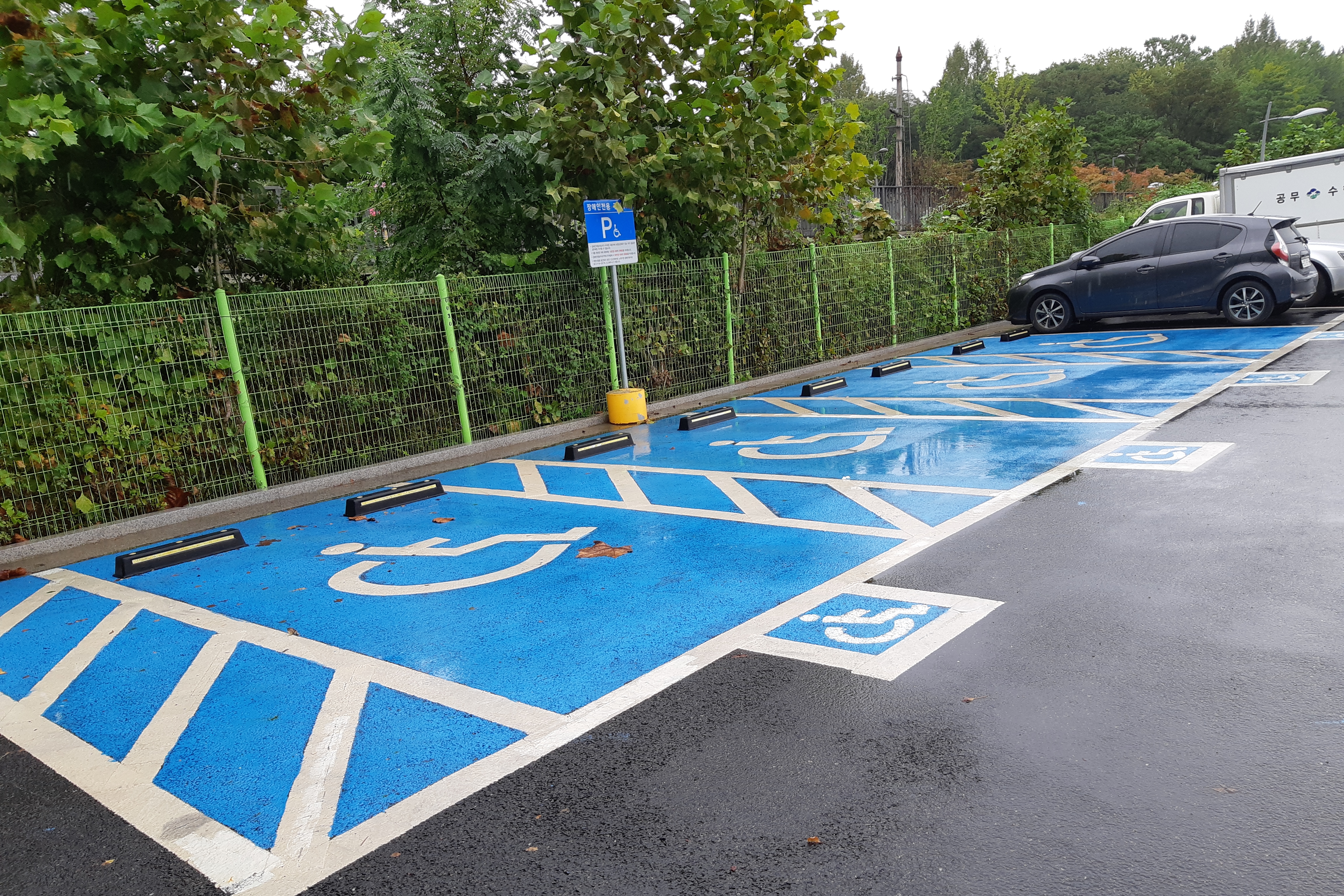 Parking facilities for persons with disabilities0 : The spacious parking facilities for persons with disabilities  in Hwarangdae Railroad Park