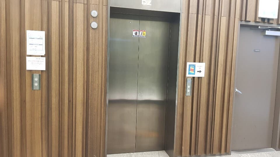 엘리베이터0 : 갤러리아포레 엘리베이터 입구2