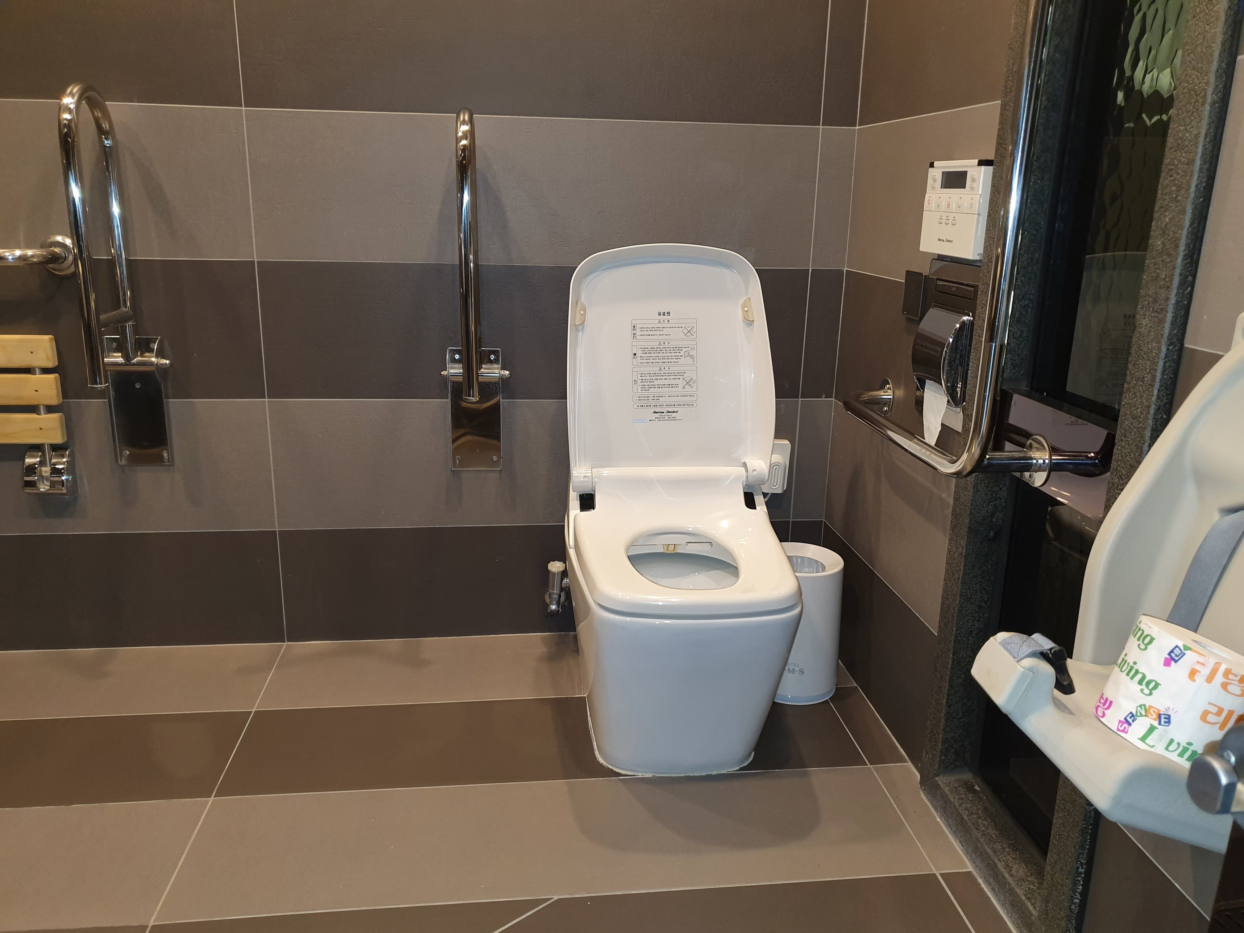 Bathroom in the guestroom0 : Toilet installed in one corner of the bathroom