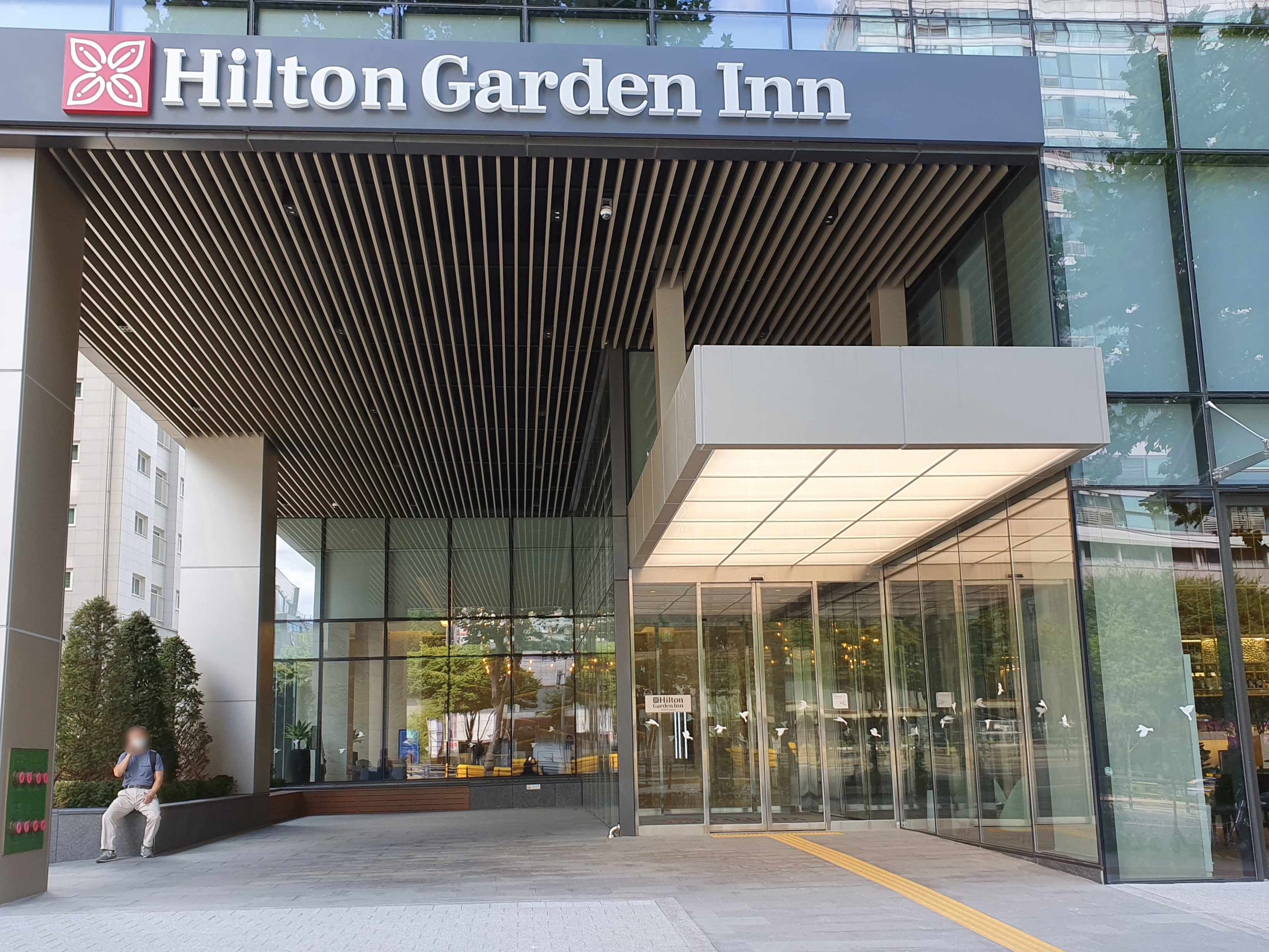 Hilton Garden Inn Seoul Gangnam	1 : Hotel main entrance with significantly wide access road