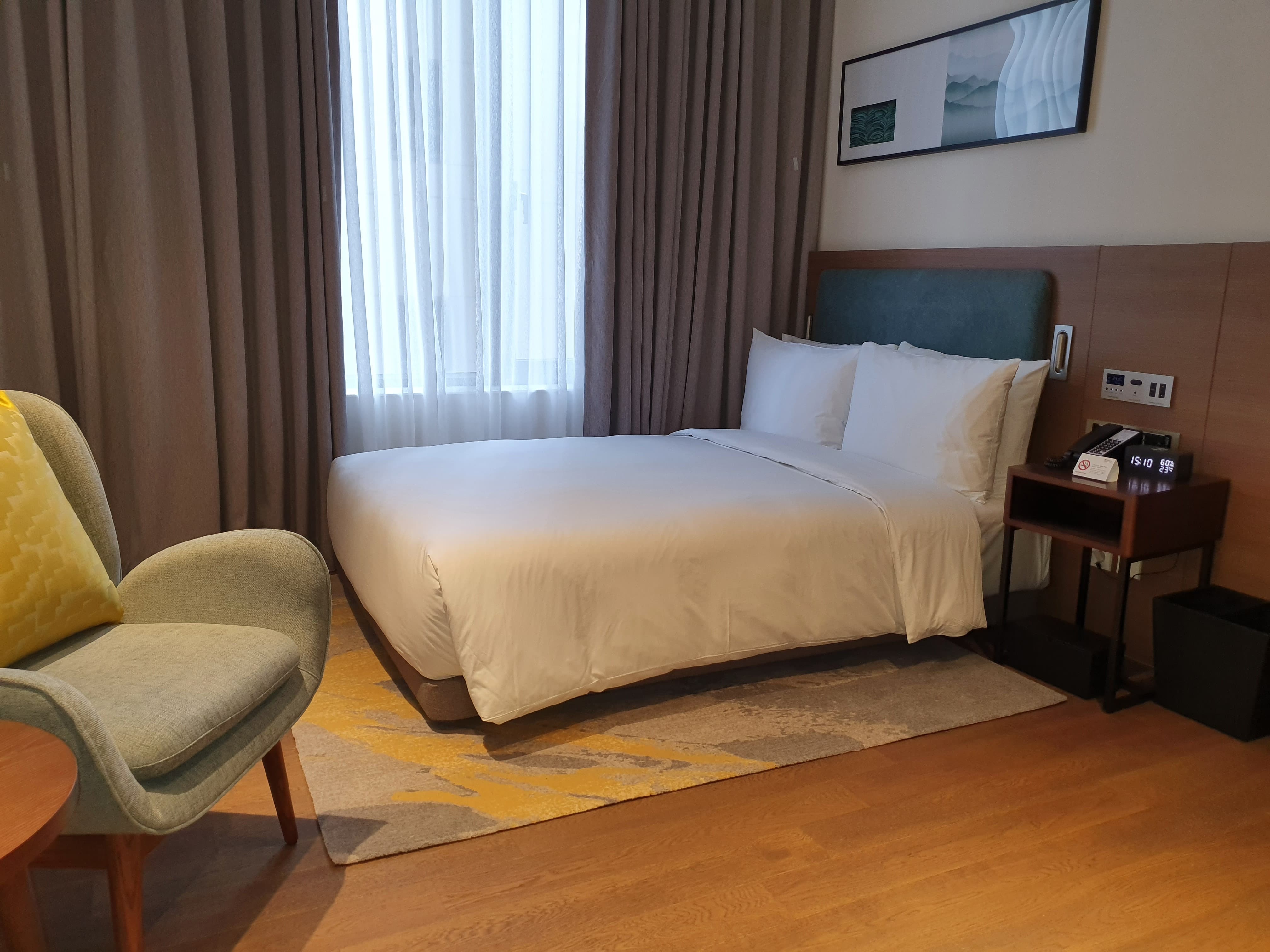 Accessible guestroom0 : Cozy hotel romm with a bed and a single sofa