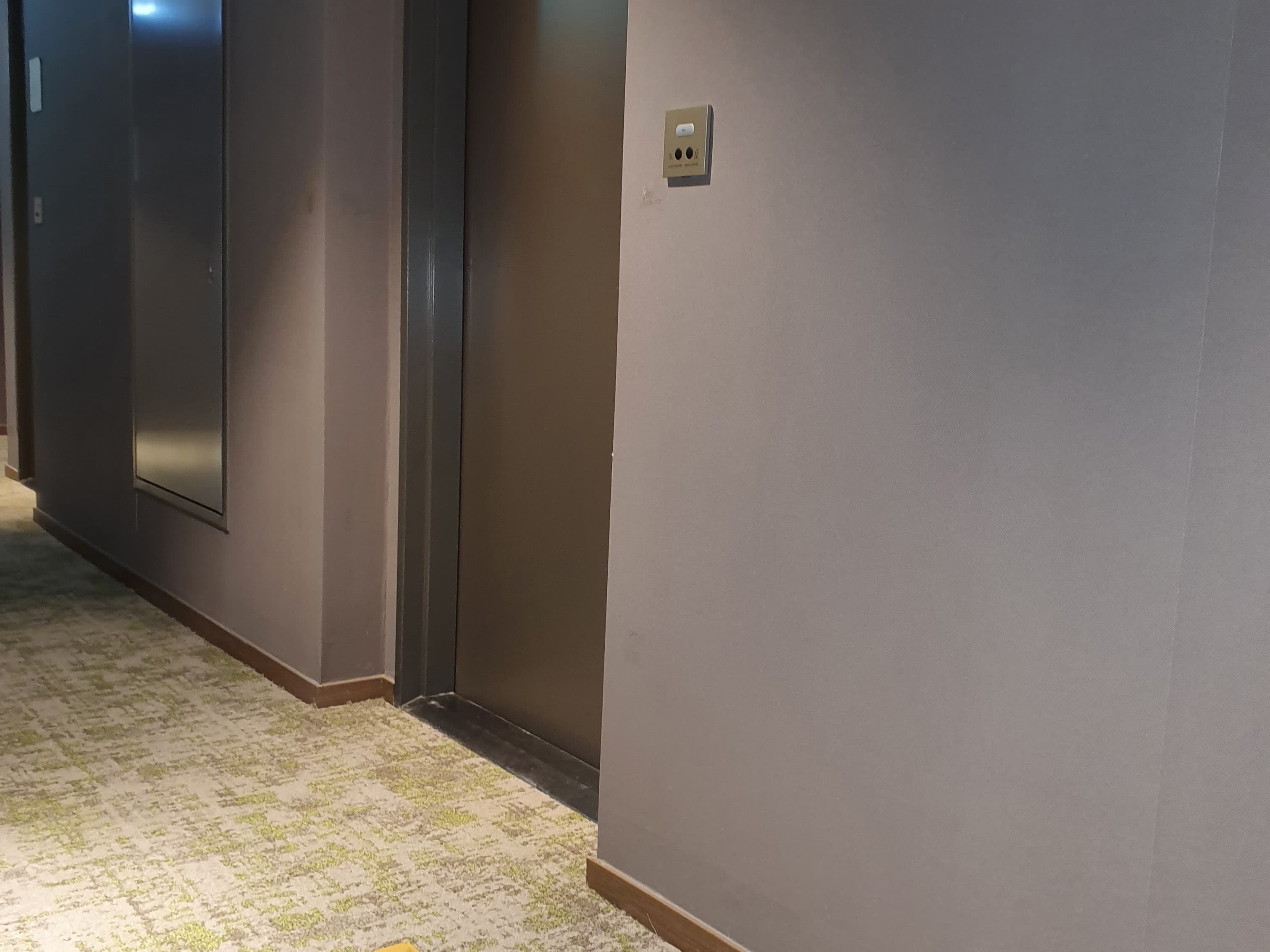 Accessible guestroom0 : Hotel room door with a gently inclined threshold