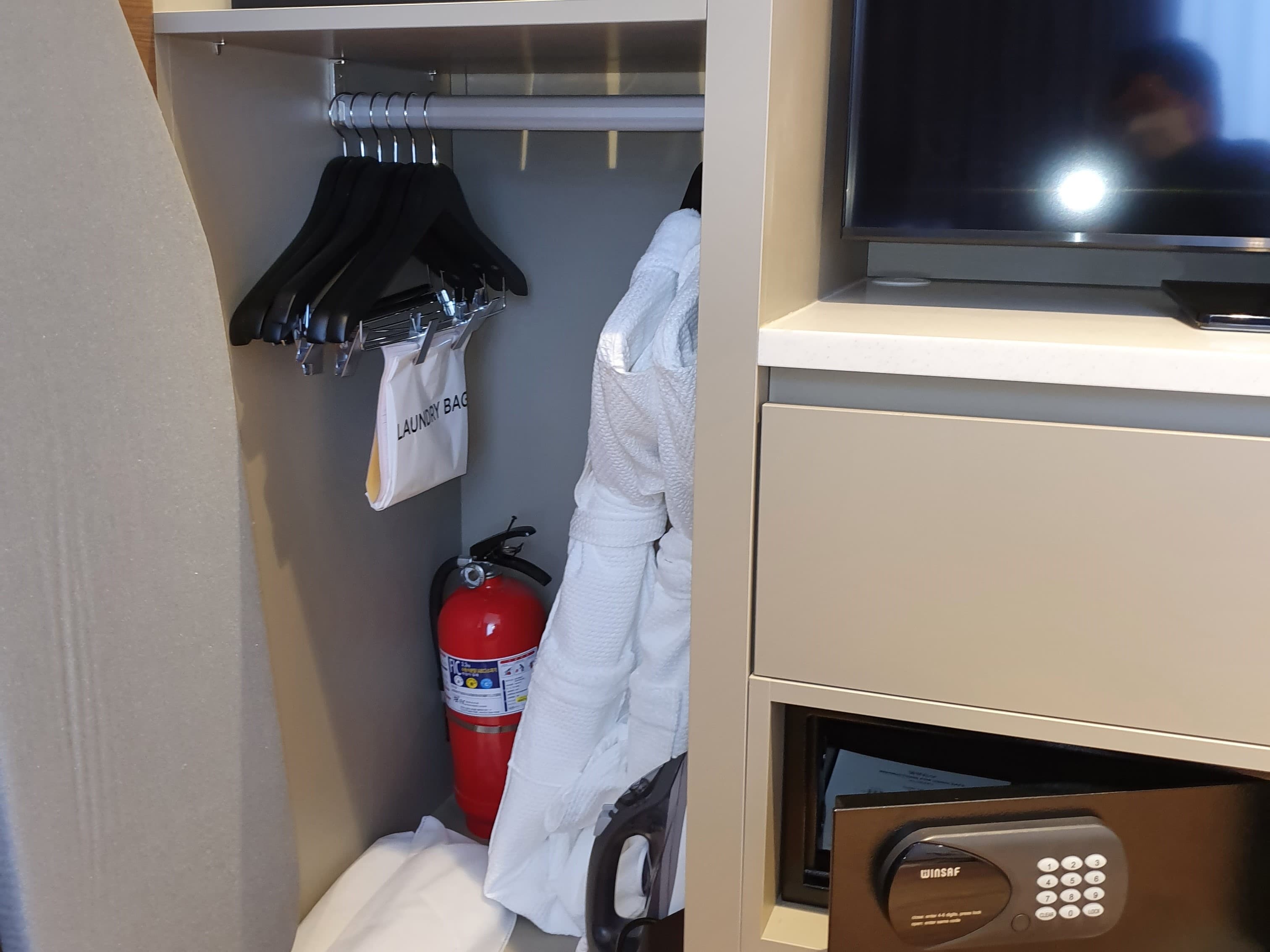 Accessible guestroom0 : Built-in closet in the hotel room