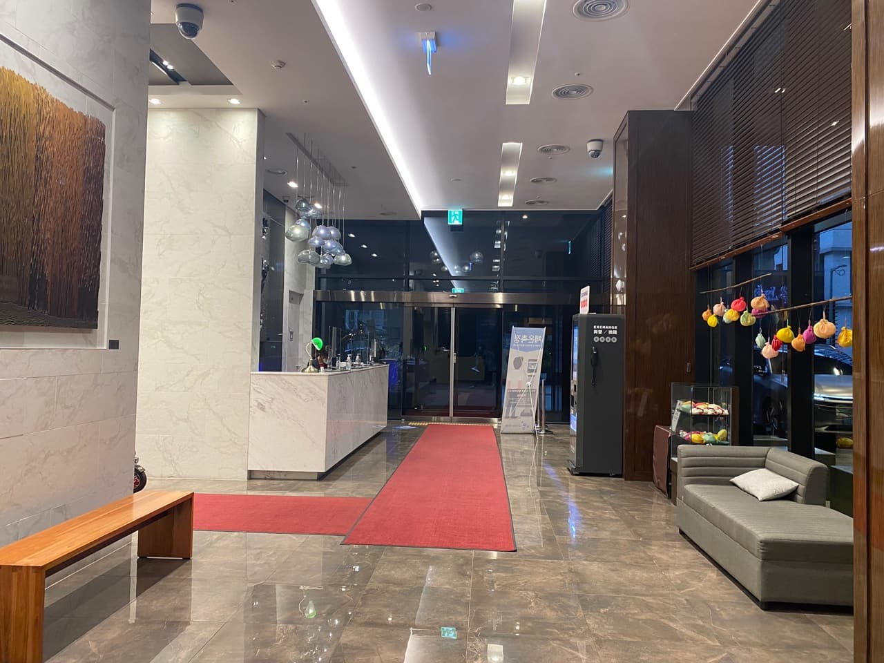 ENA Suite Hotel Namdaemun1 : Hotel lobby with carpet along the walkway