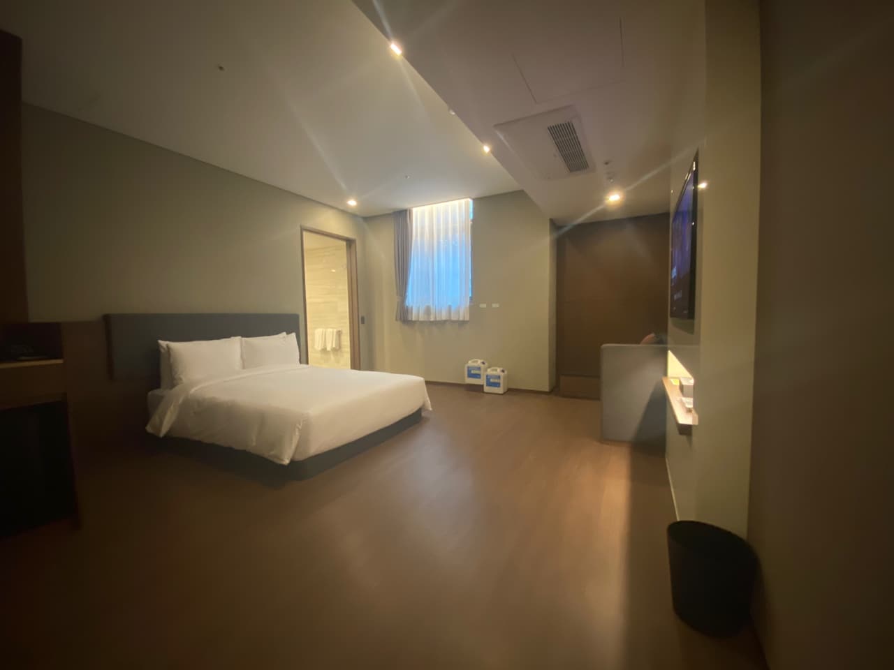 Accessible guestroom0 : Spacious hotel room decorated in oak color