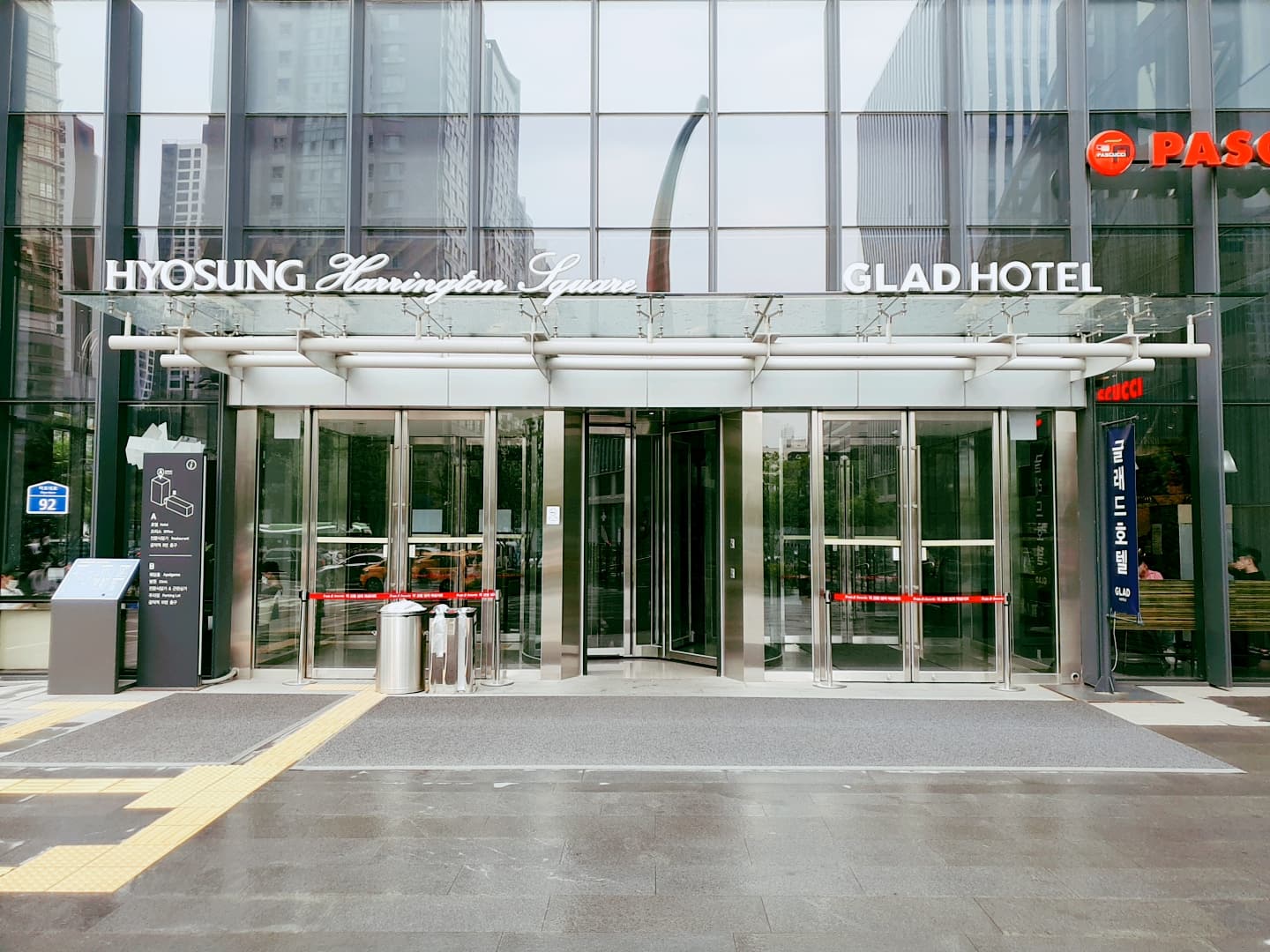 Glad Mapo1 : The main entrance of the hotel from front view