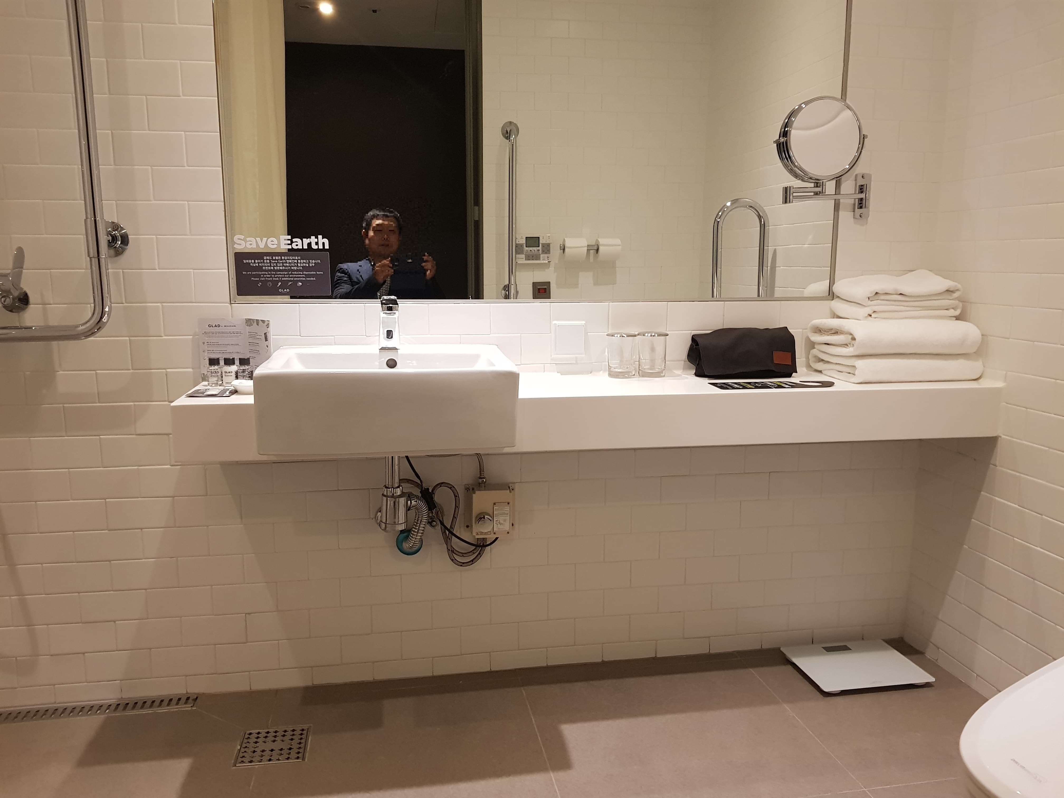 Accessible guestroom bathroom0 : bathroom sink with knee clearance height