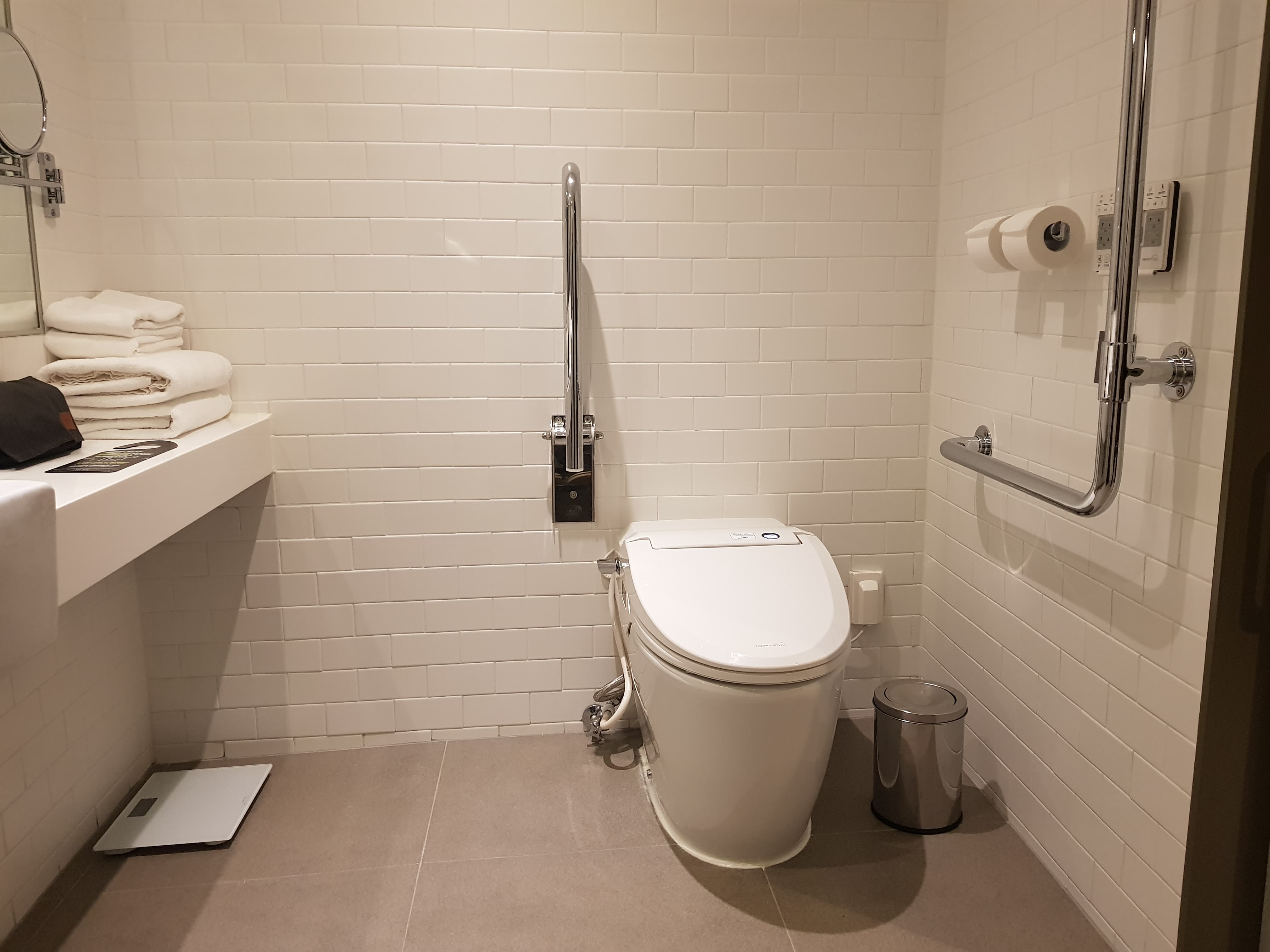 장애인 객실 화장실 0 : 안전 손잡이가 설치된 화장실