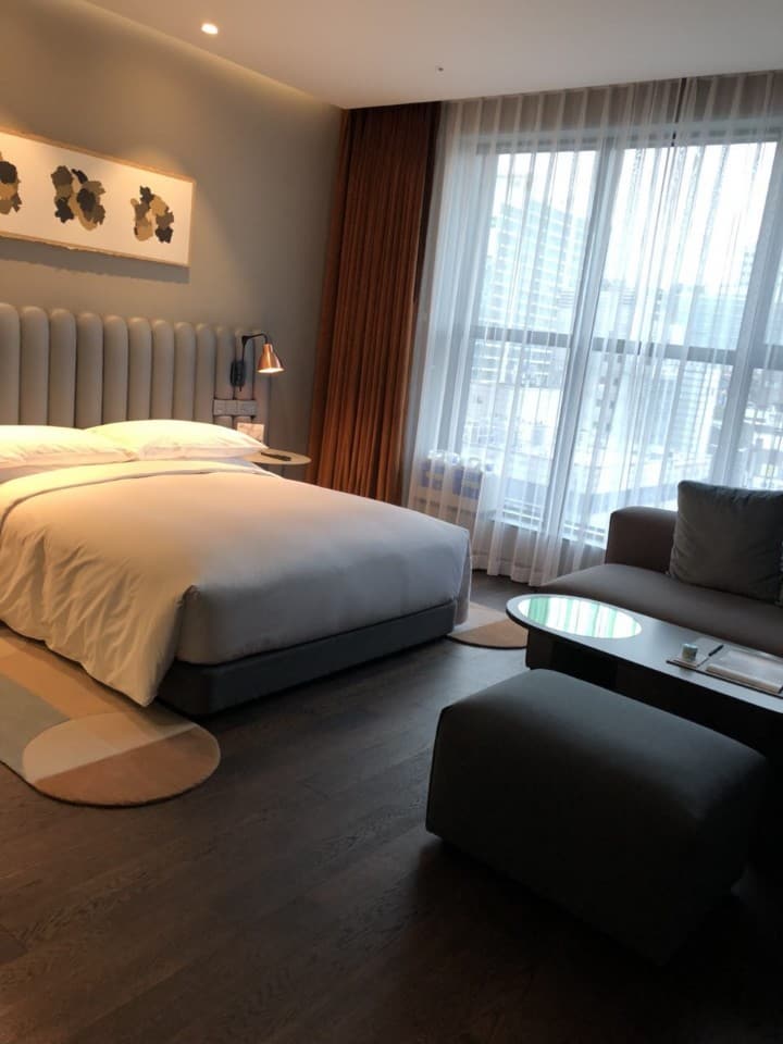 RYSE, Autograph Collection by Marriott1 : Interior view of the guestroom with a large bed