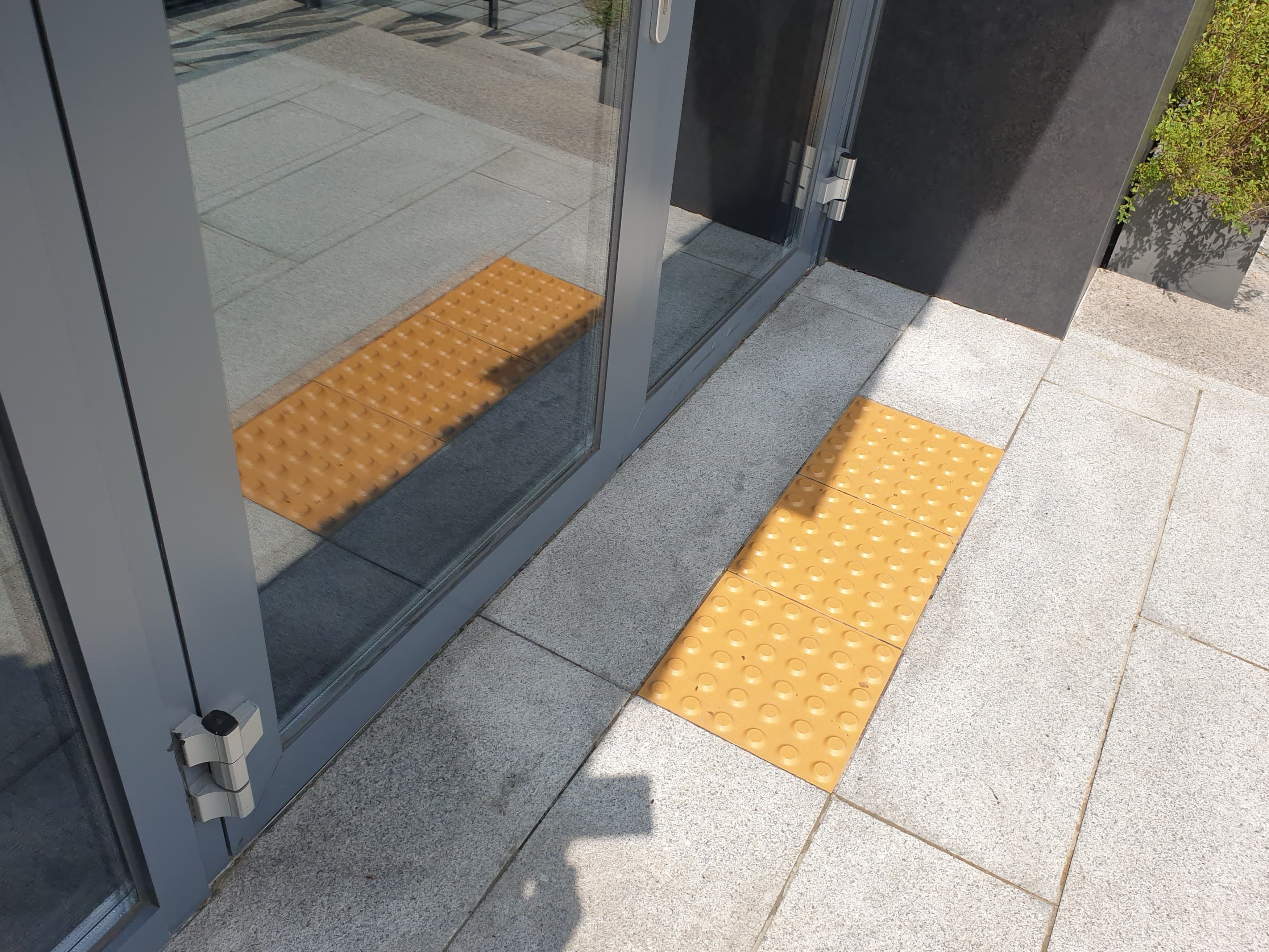 Entryway/ Main entrance0 : Tactile pavings installed in front of the main entrance