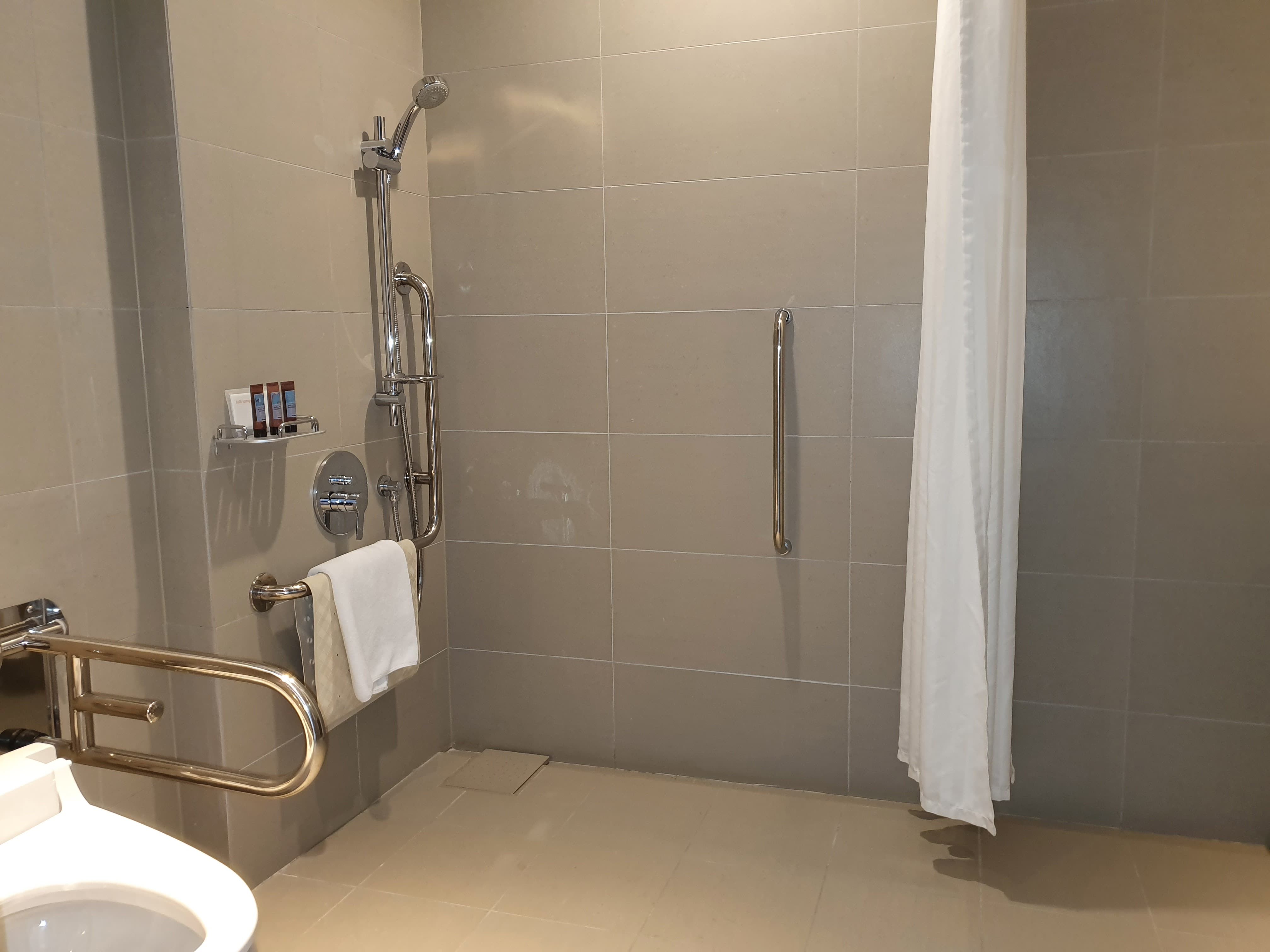 객실 내 화장실0 : 커튼이 설치된 화장실 내 샤워 공간