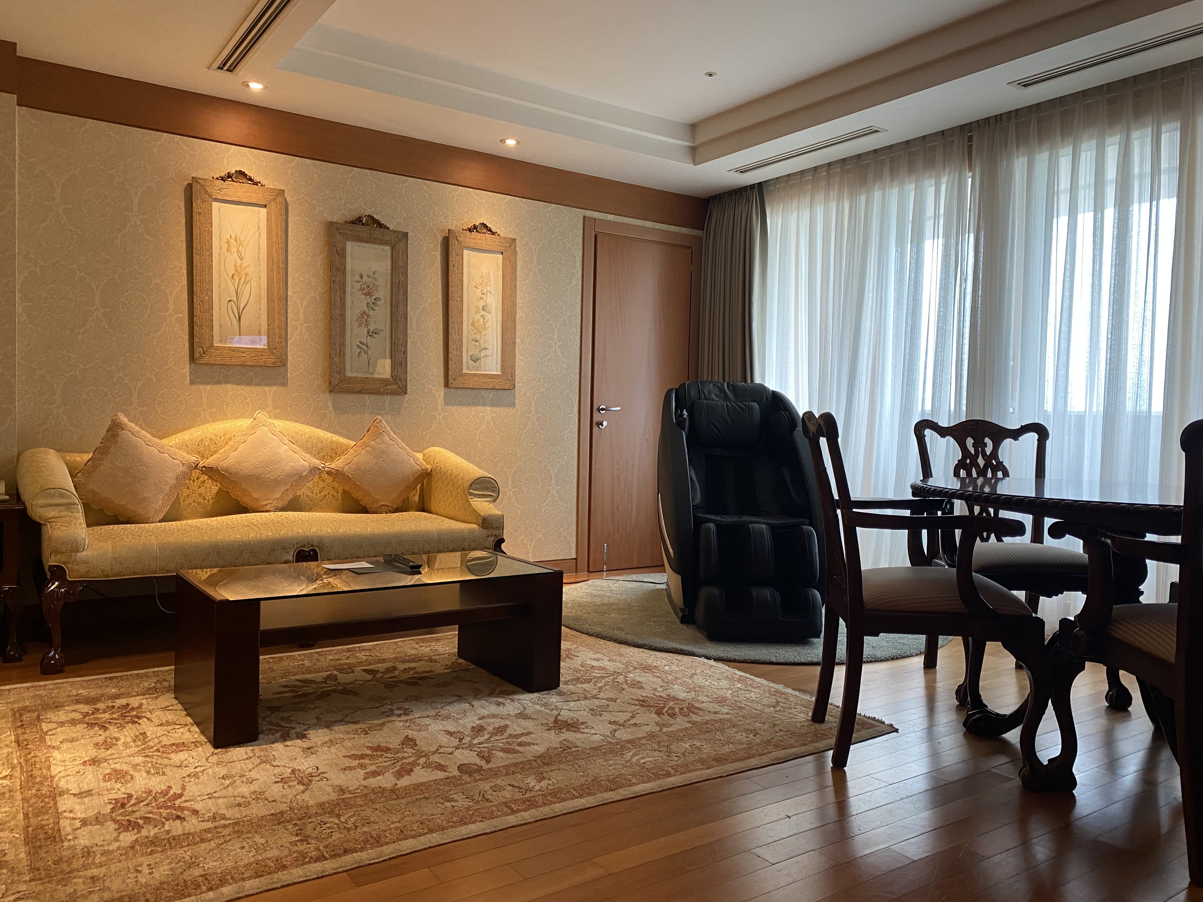 James II Suite guest room0 : A room with an antique sofa and table