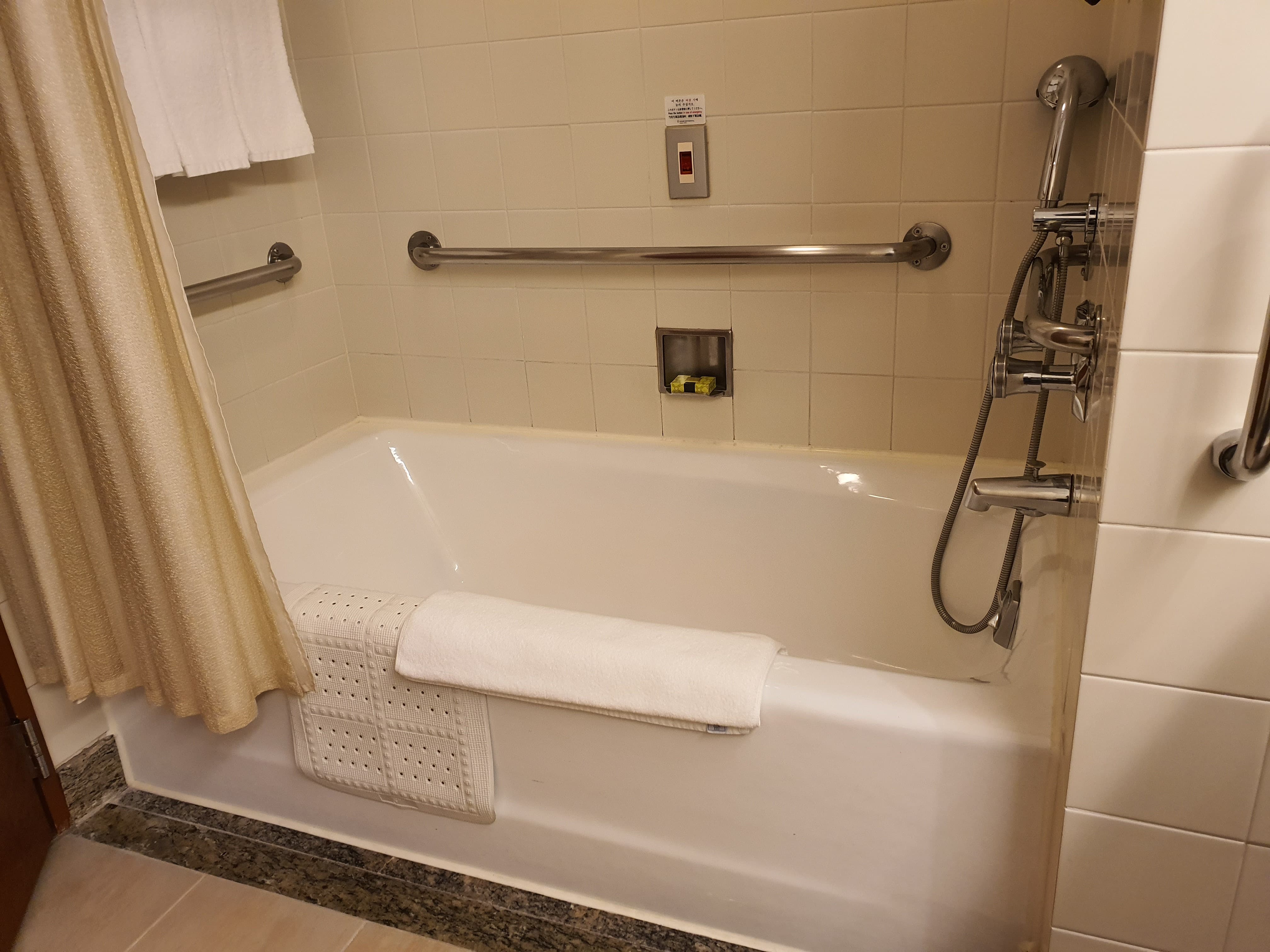 Bathroom in the guestroom0 : Bath tub equipped with grab bars