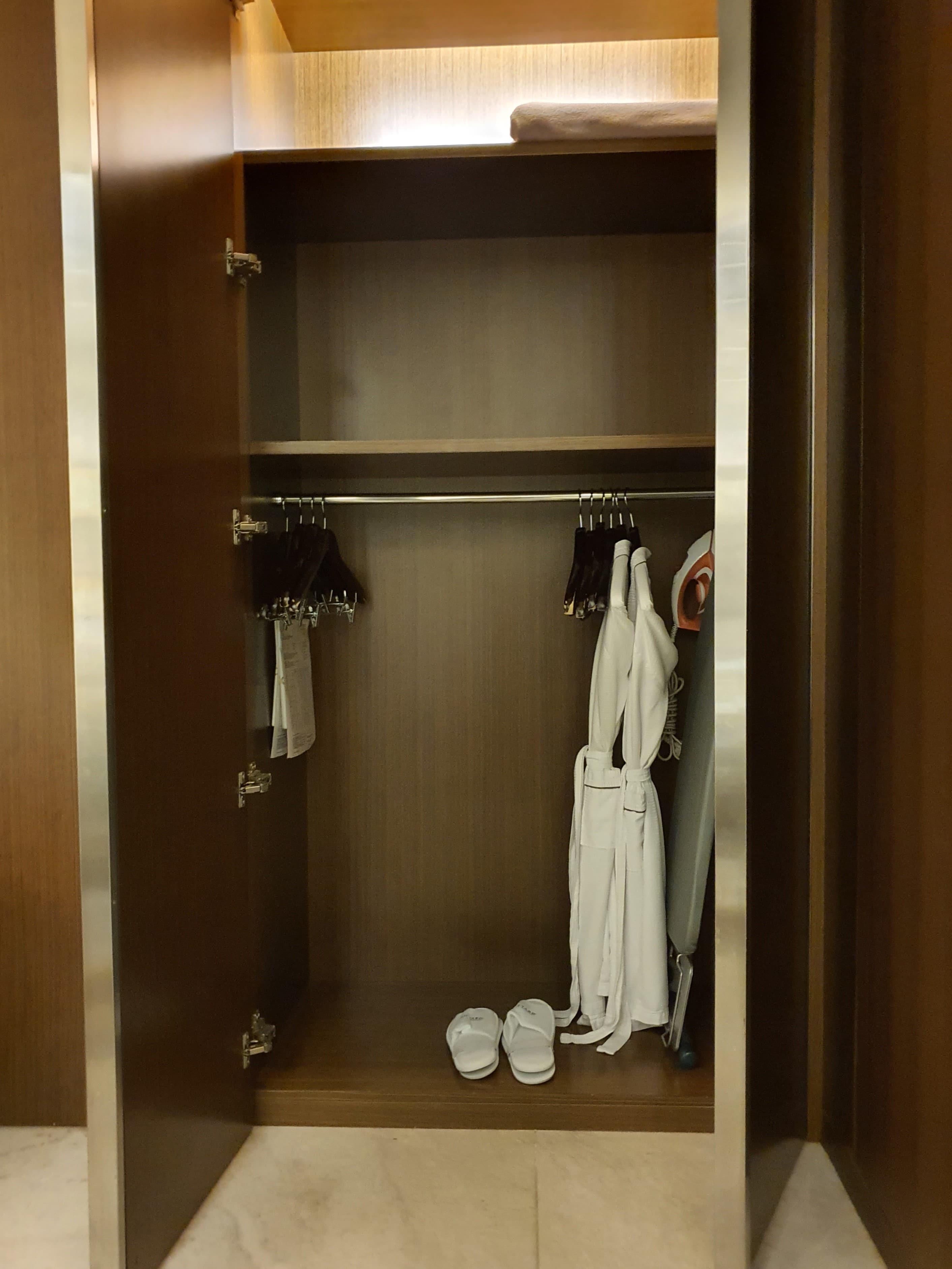 Accessible guestroom0 : Built-in wardrobe in a hotel room with both doors open