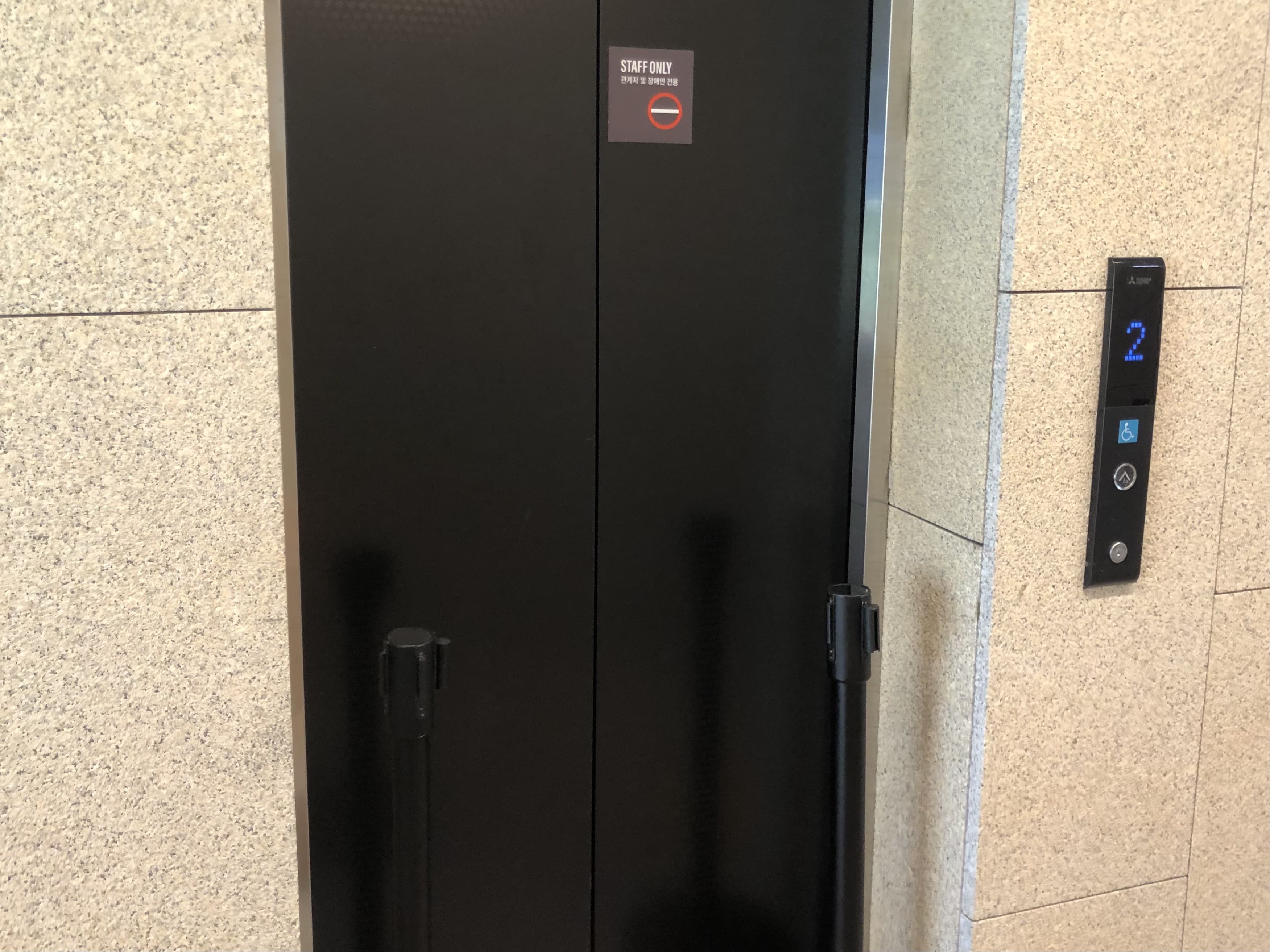 Elevator 0 : Exterior view of the elevator for wheelchair users