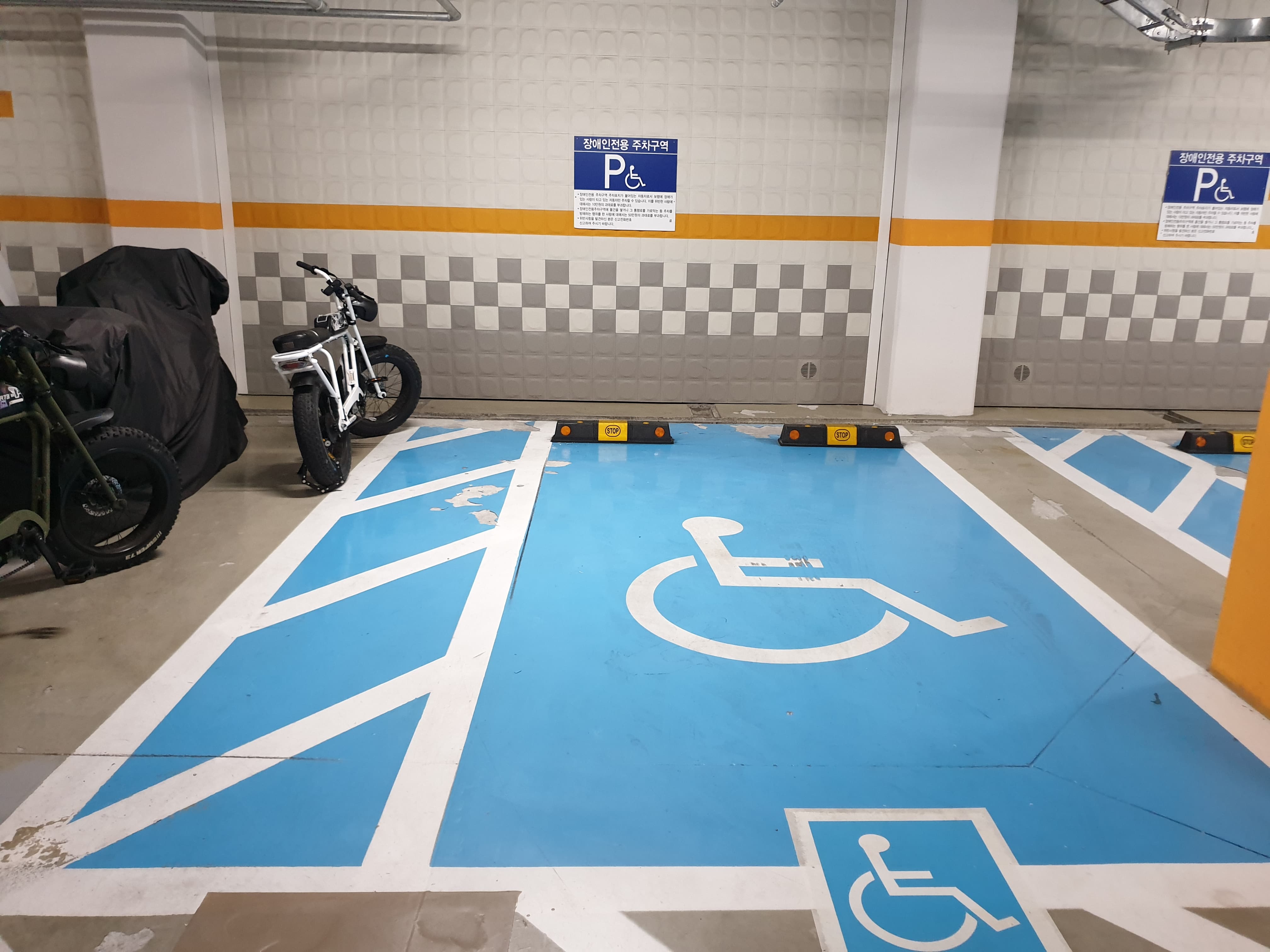 장애인 주차장 0 : 파란색으로 표시되어 있는 장애인 전용 주차구역
