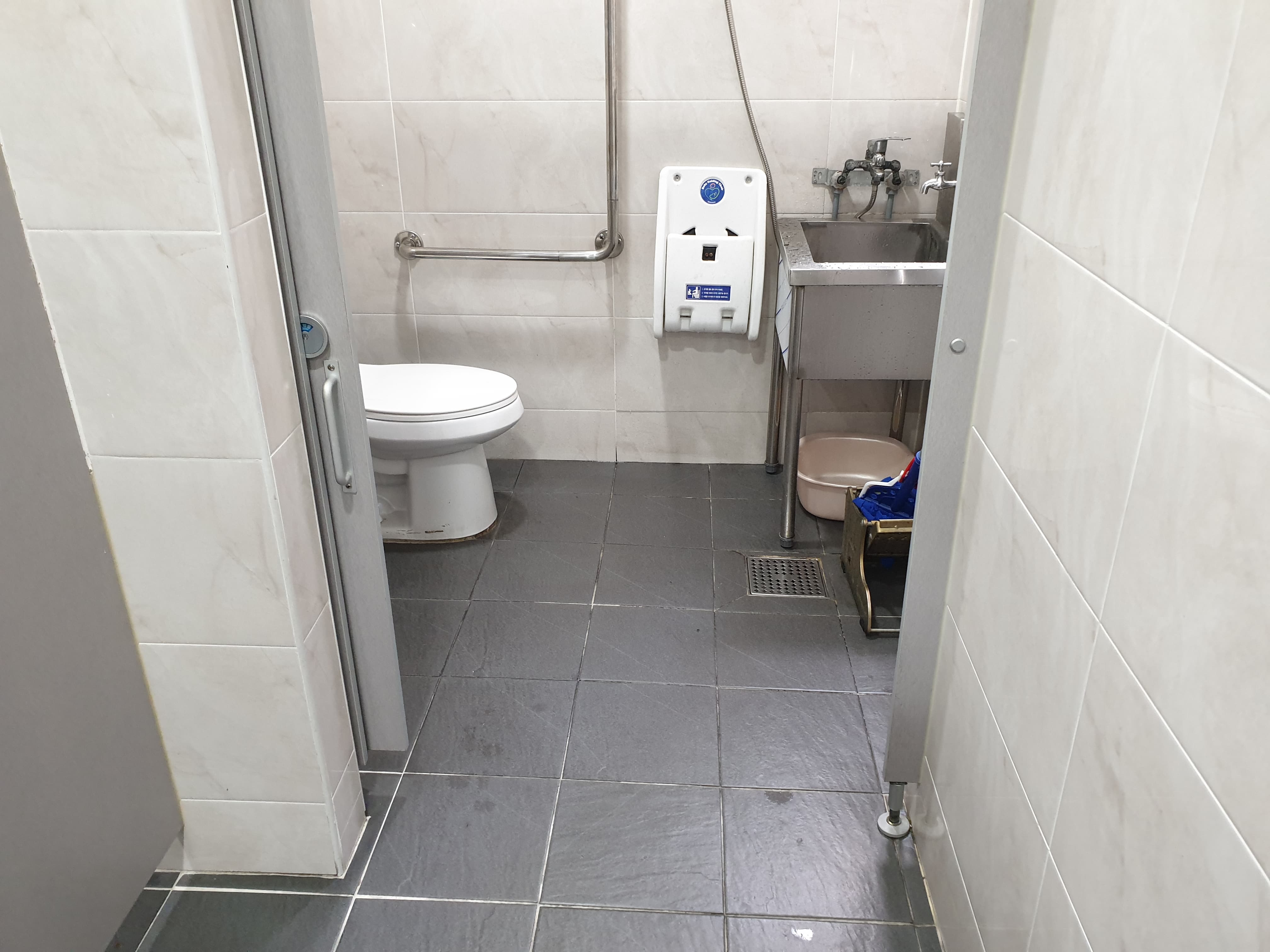 장애인 화장실 0 : 수동문이 설치된 장애인 화장실 내부 전경 