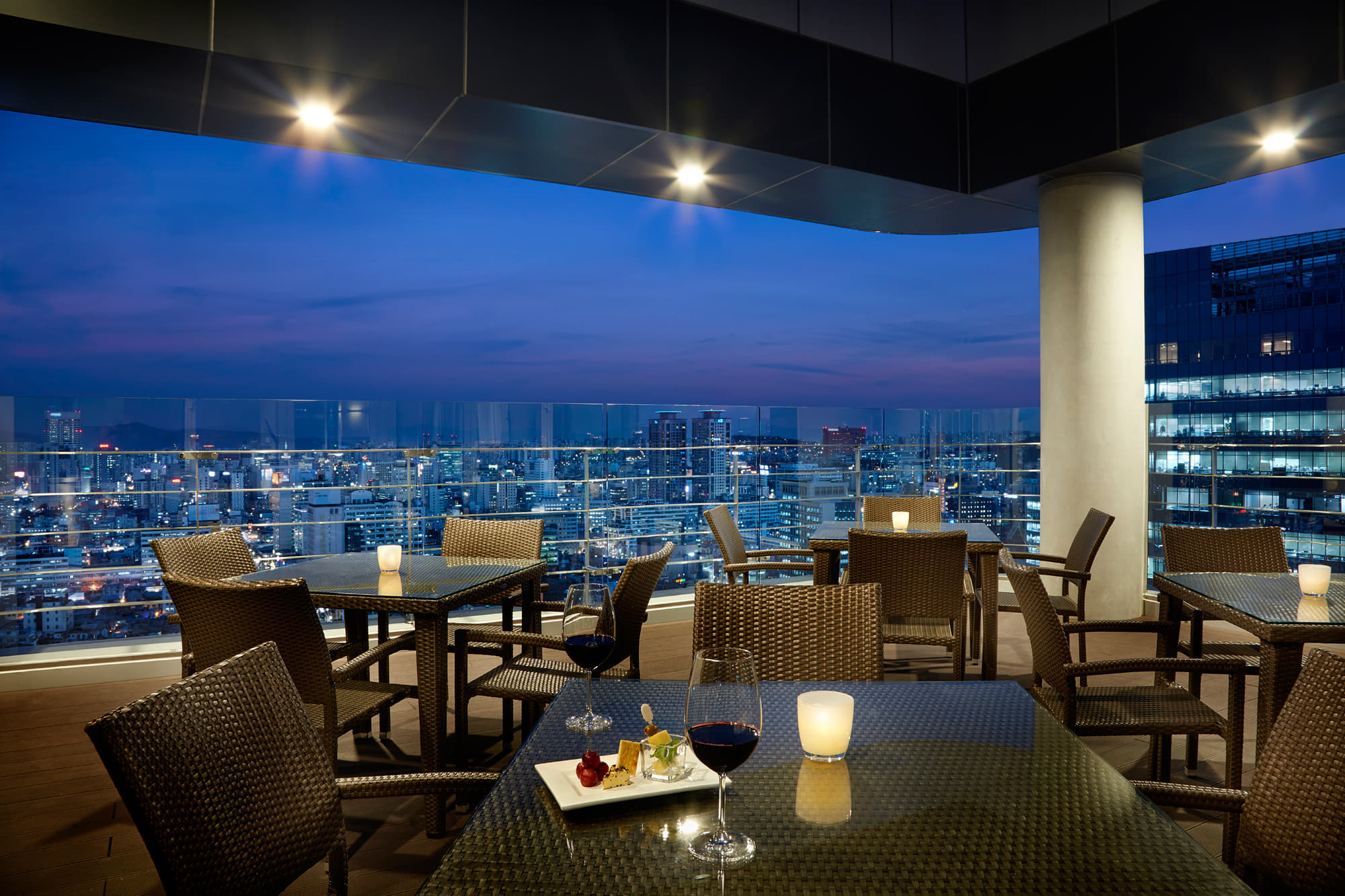 롯데시티호텔 명동2 : 서울 야경을 한눈에 볼 수 있는 호텔 레스토랑 전경