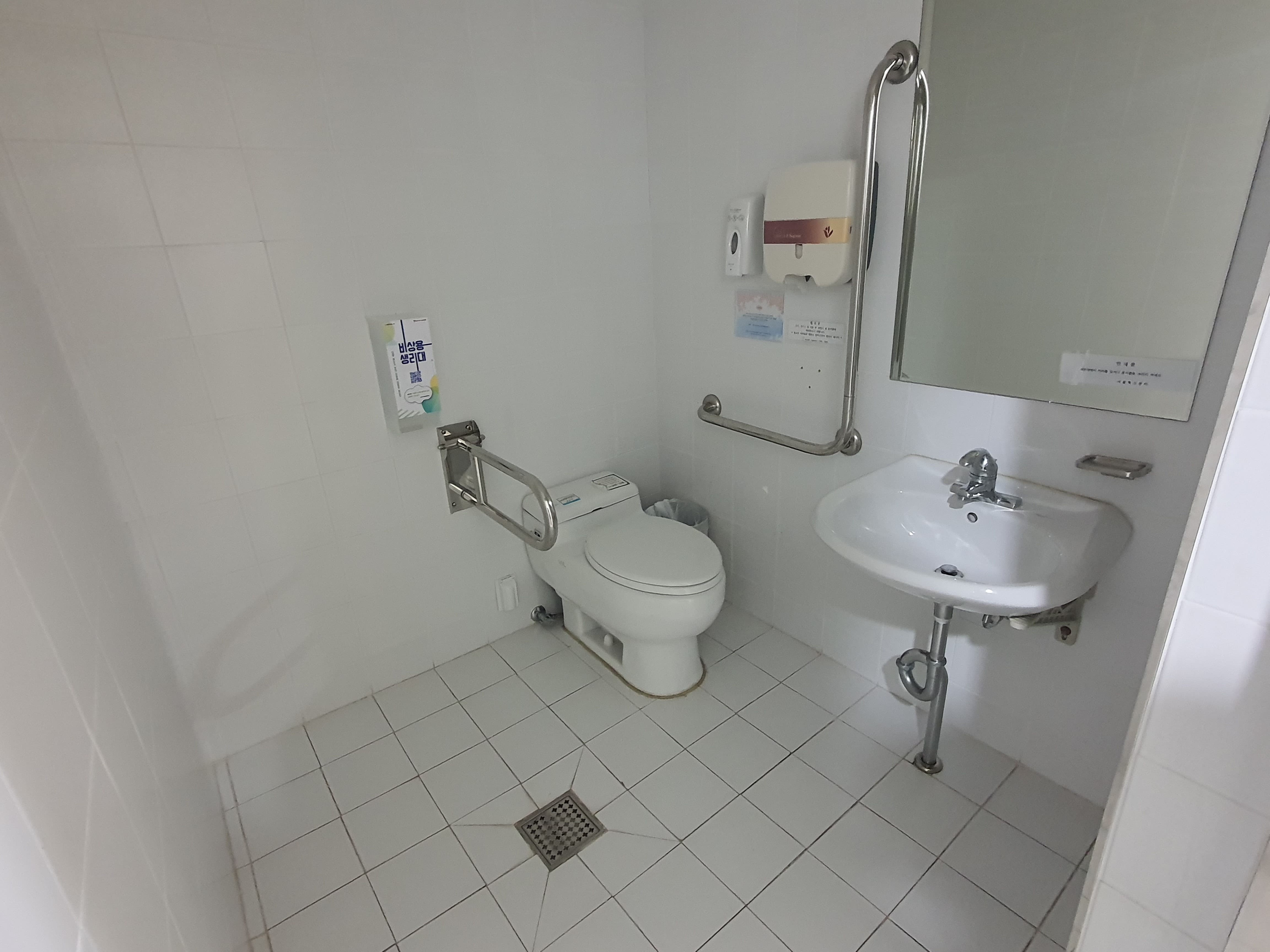 장애인 화장실0 : 장애인 화장실 내부 전경