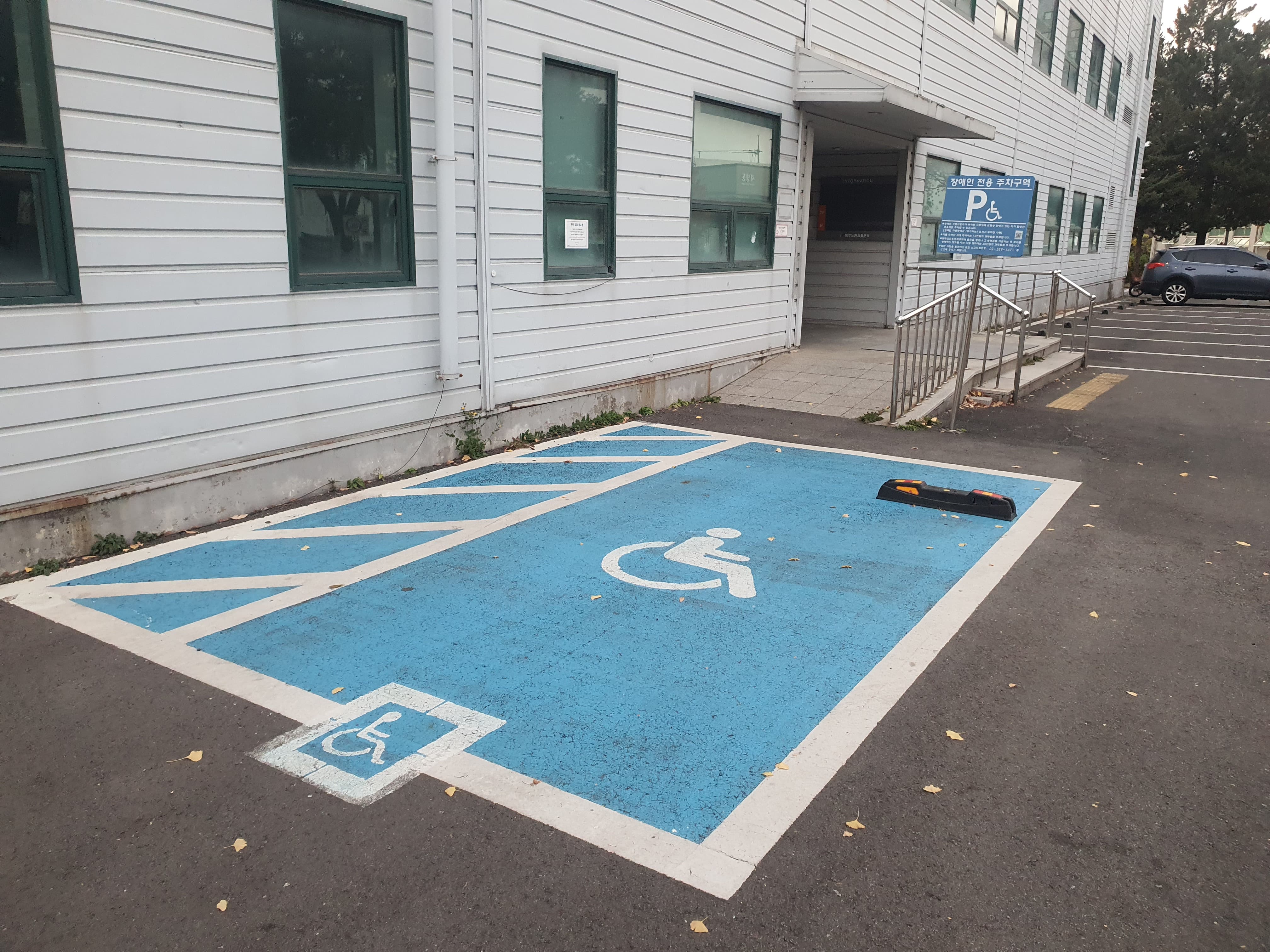 Parking facilities0 : 1-sided outdoor parking facilities for persons with disabilities neat the Collabo Bay