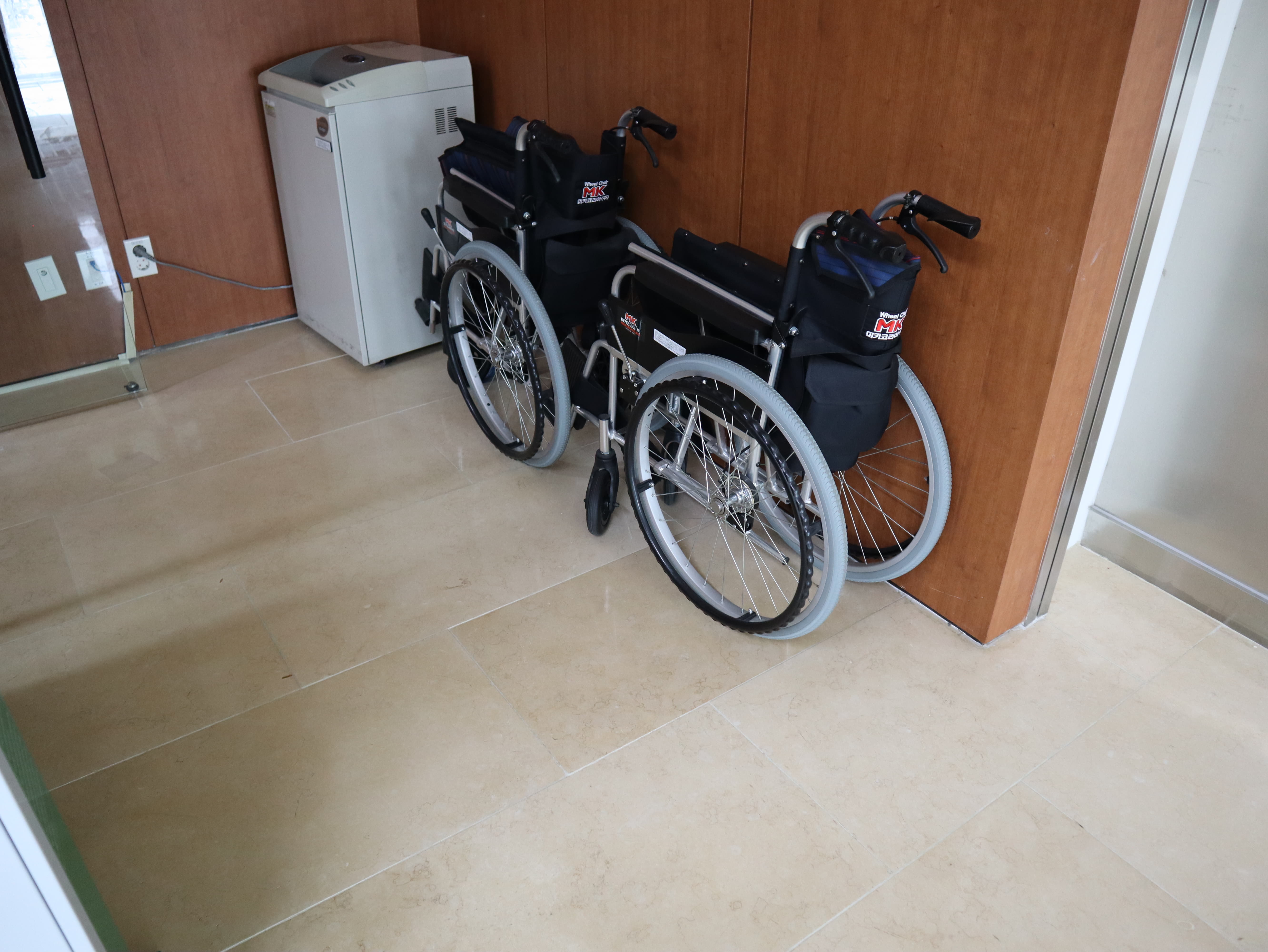 해오름극장 장애인 편의시설0 : 일렬로 보관되어 있는 접이식 휠체어 두 대