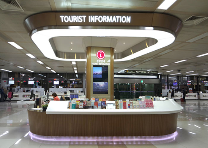 김포국제공항 관광정보센터0 : 다양한 팜플렛이 전시된 김포공항관광정보센터의 내부 모습(TOURIST INFORMATION)