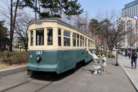 서울역사박물관 외부 기차 조형물 전경