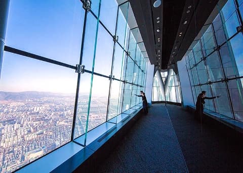 서울스카이 전망대 엘리베이터에서 바라본 풍경