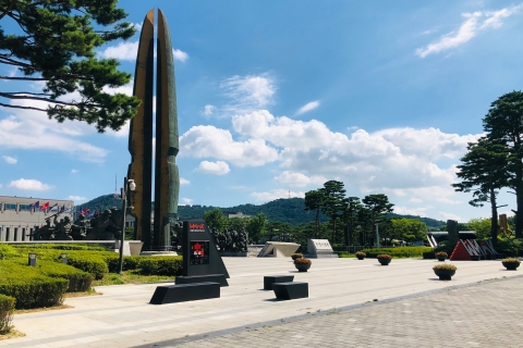 전쟁기념관 정문에서 바라본 6.25전쟁 조형물 전경