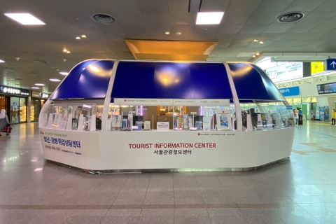 다양한 팜플렛이 놓여져있는 서울관광정보센터 외부 전경